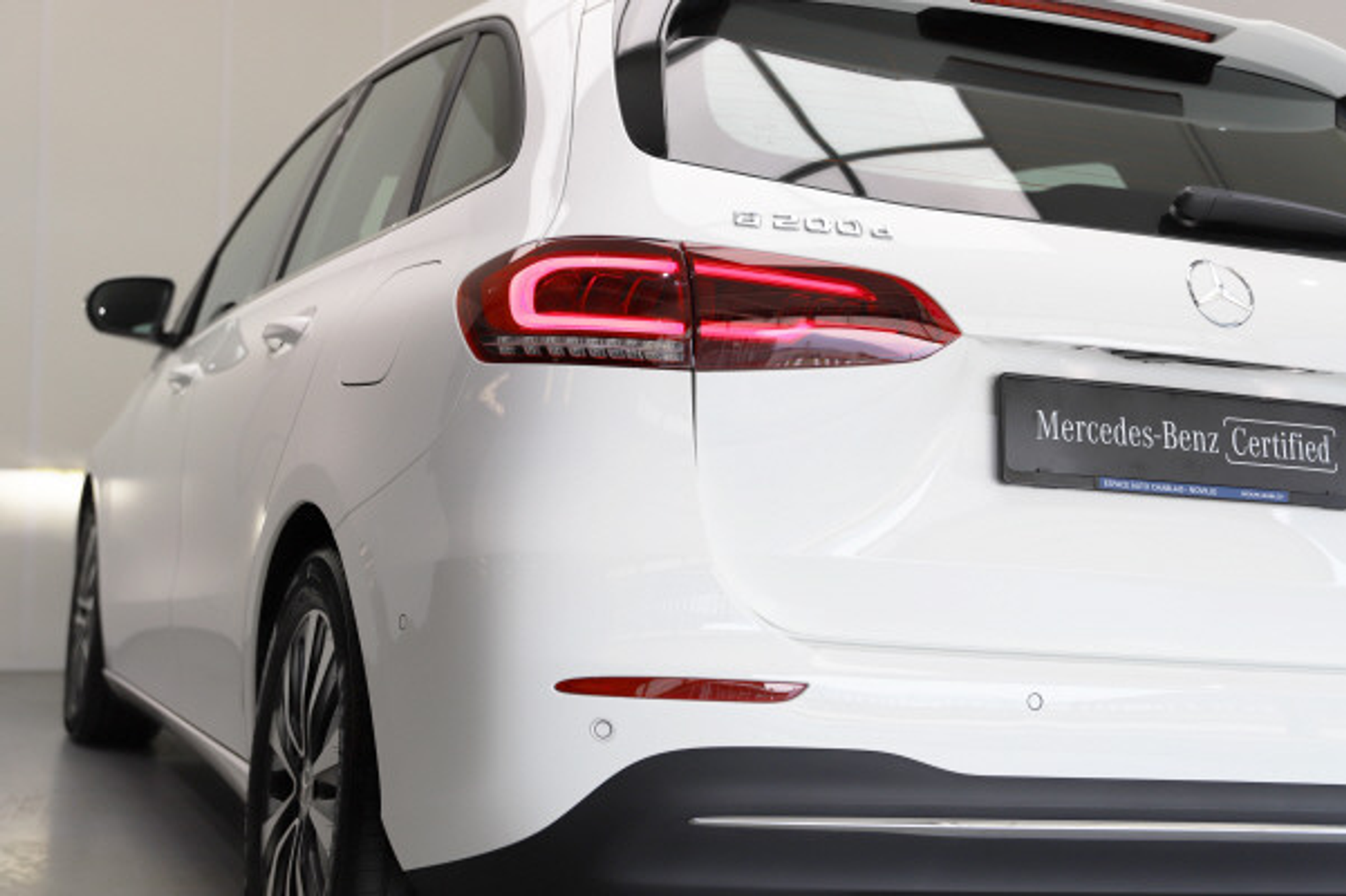 listing desktop thumbnail image 3