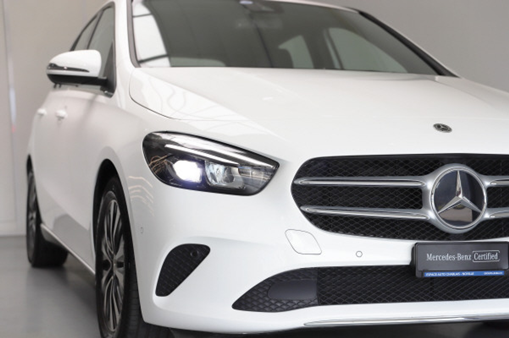 listing desktop thumbnail image 1