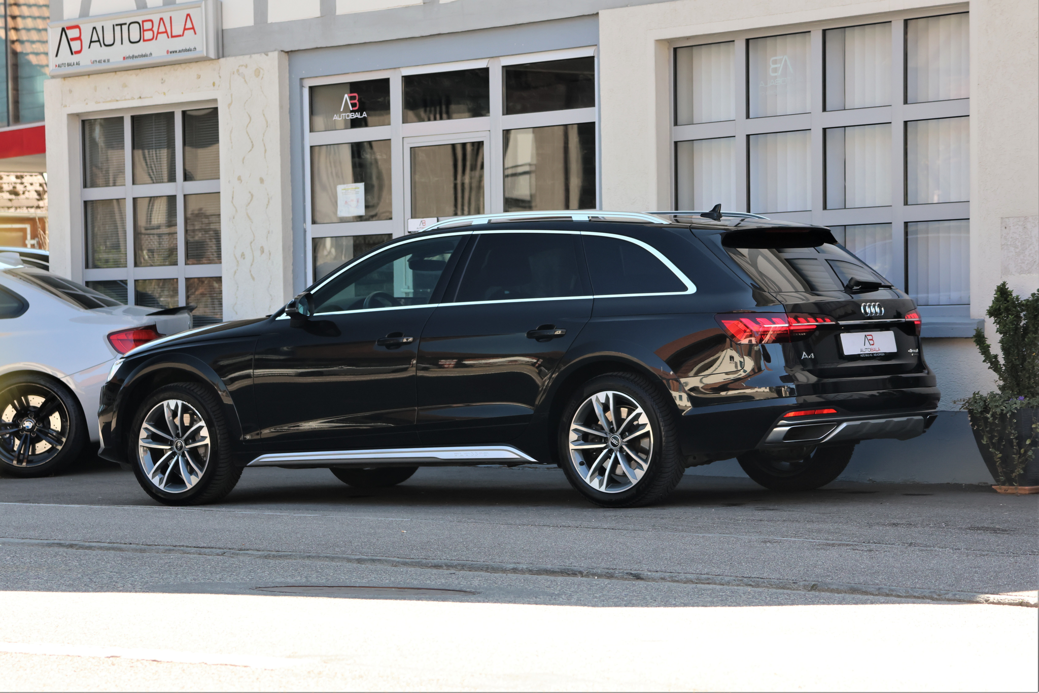 listing desktop thumbnail image 3