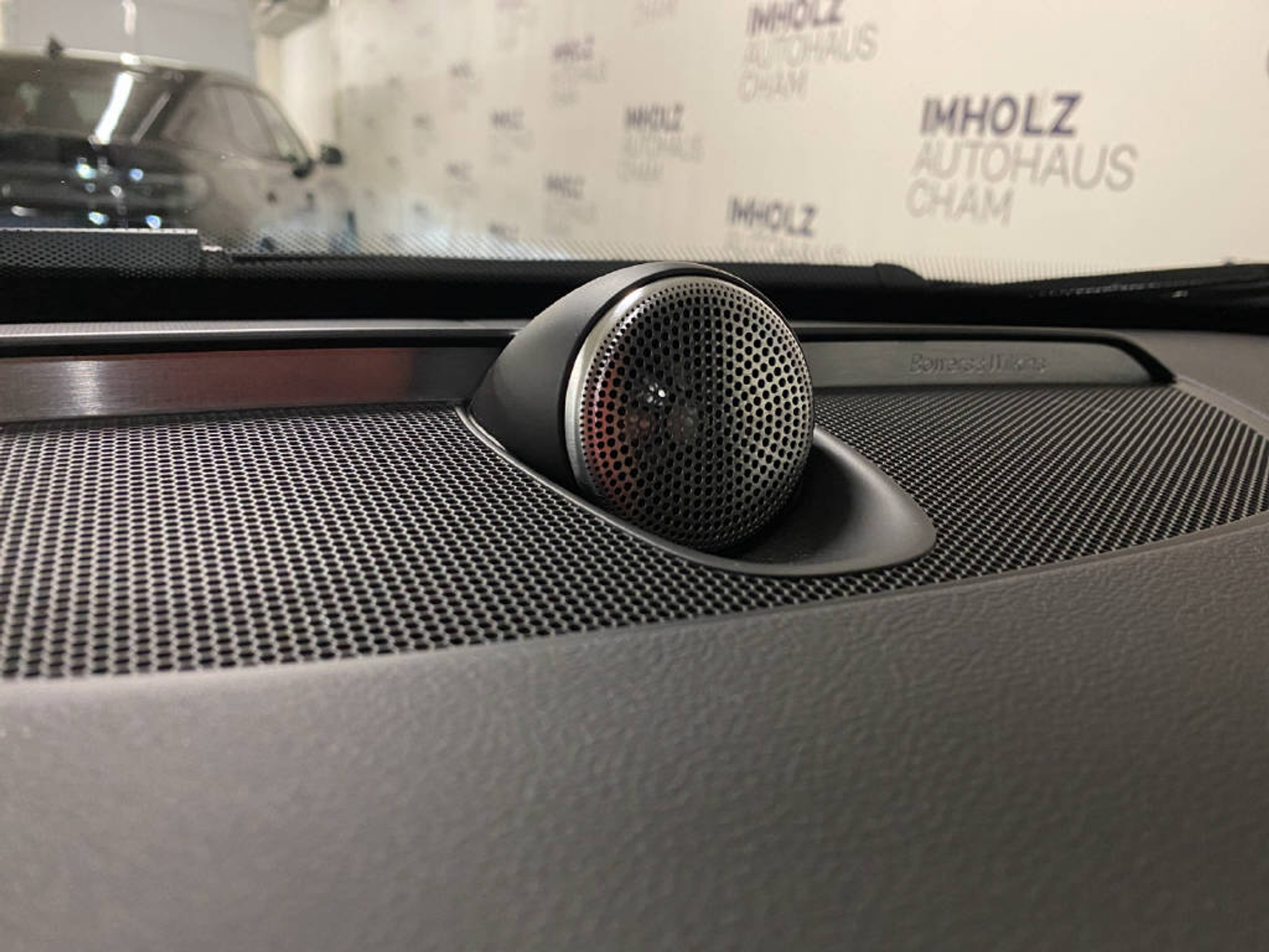 listing desktop thumbnail image 18