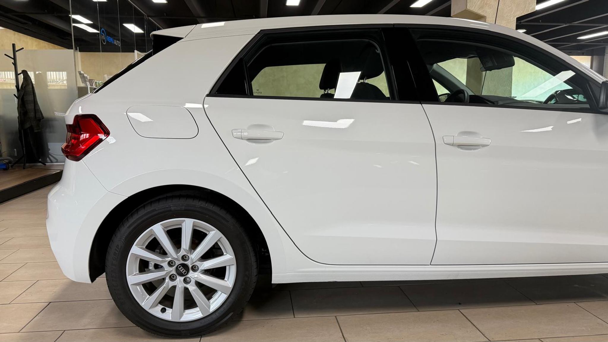 listing desktop thumbnail image 2