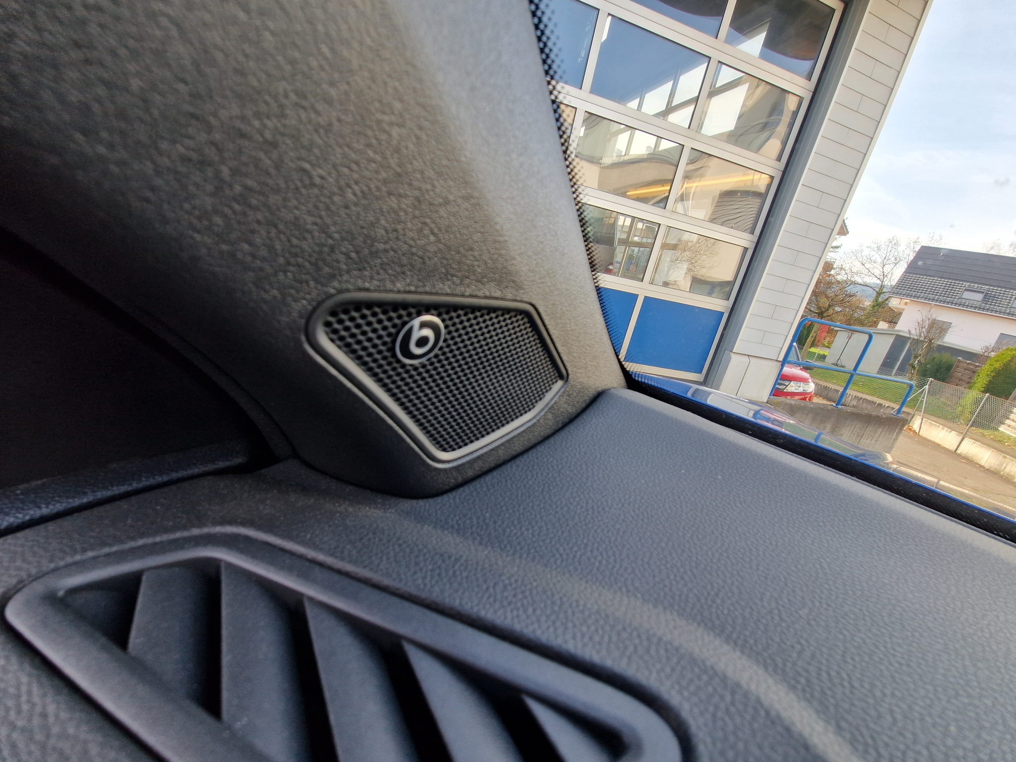 listing desktop thumbnail image 15