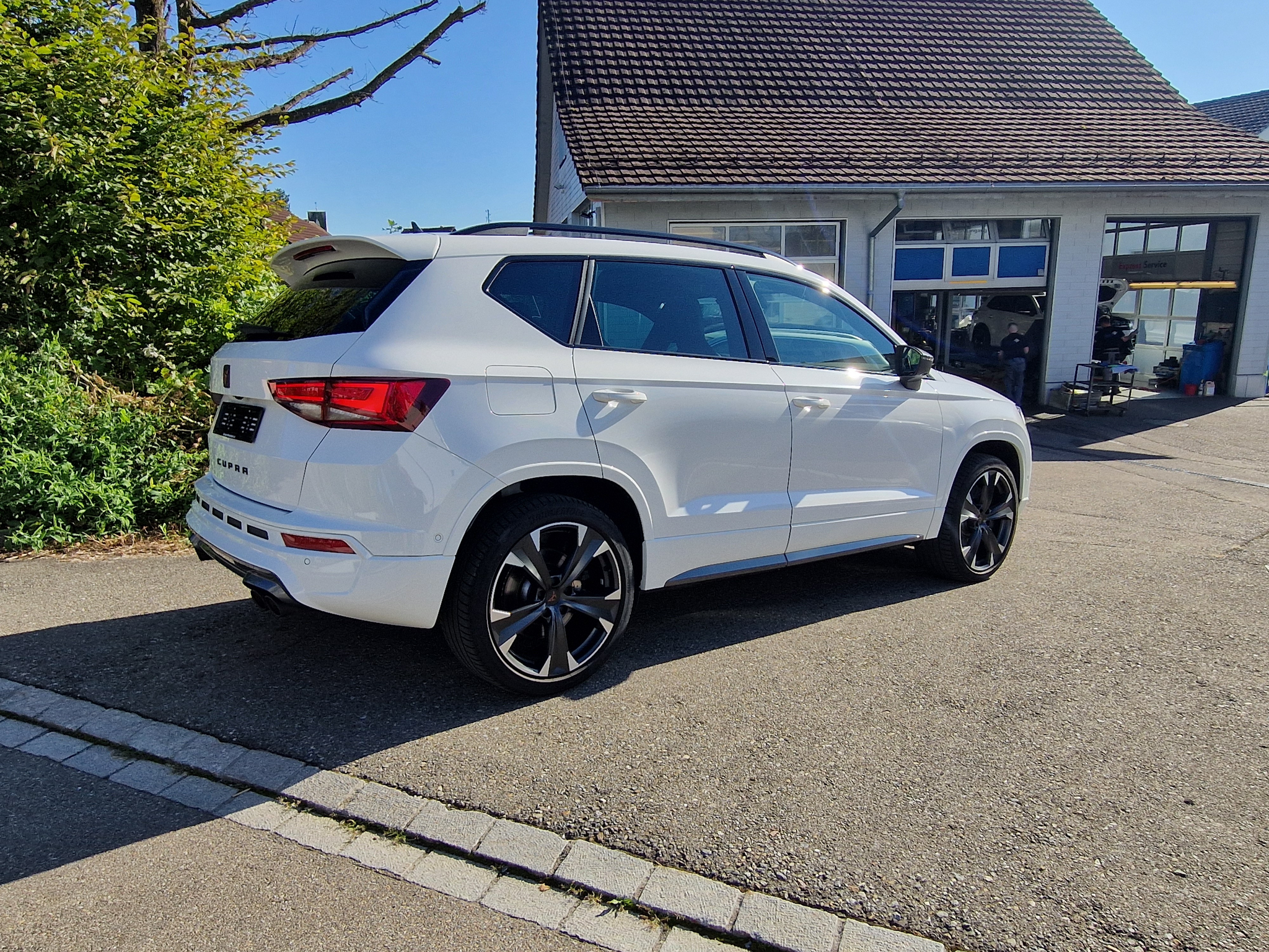 listing desktop thumbnail image 3