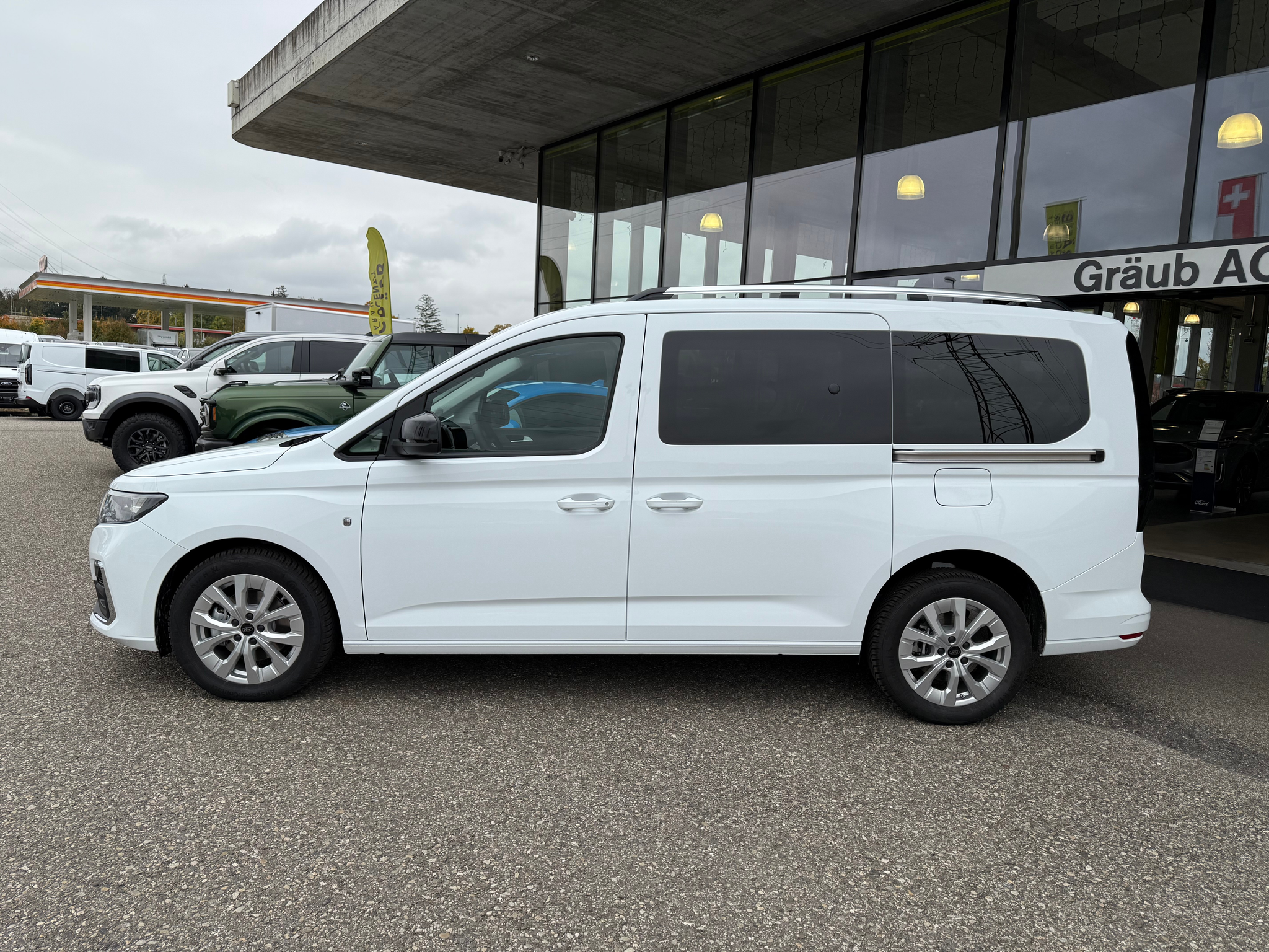 listing desktop thumbnail image 3