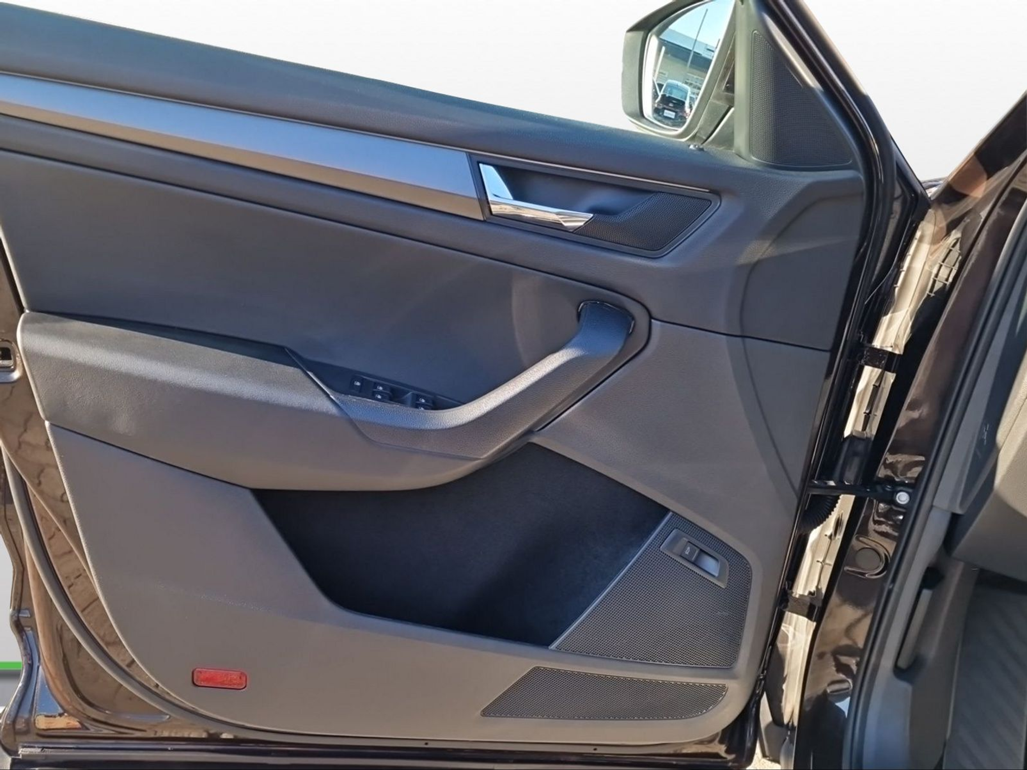 listing desktop thumbnail image 9