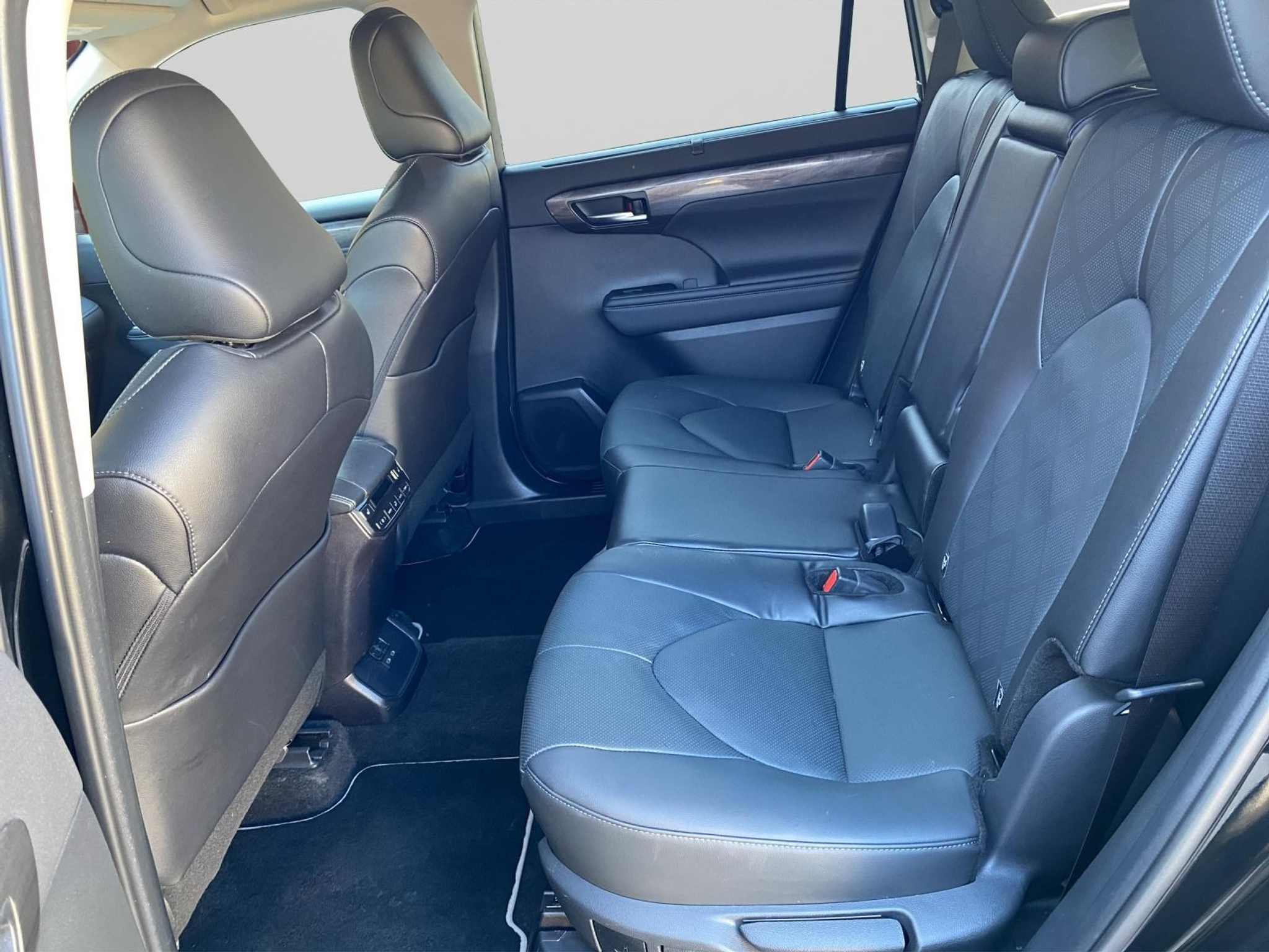 listing desktop thumbnail image 8