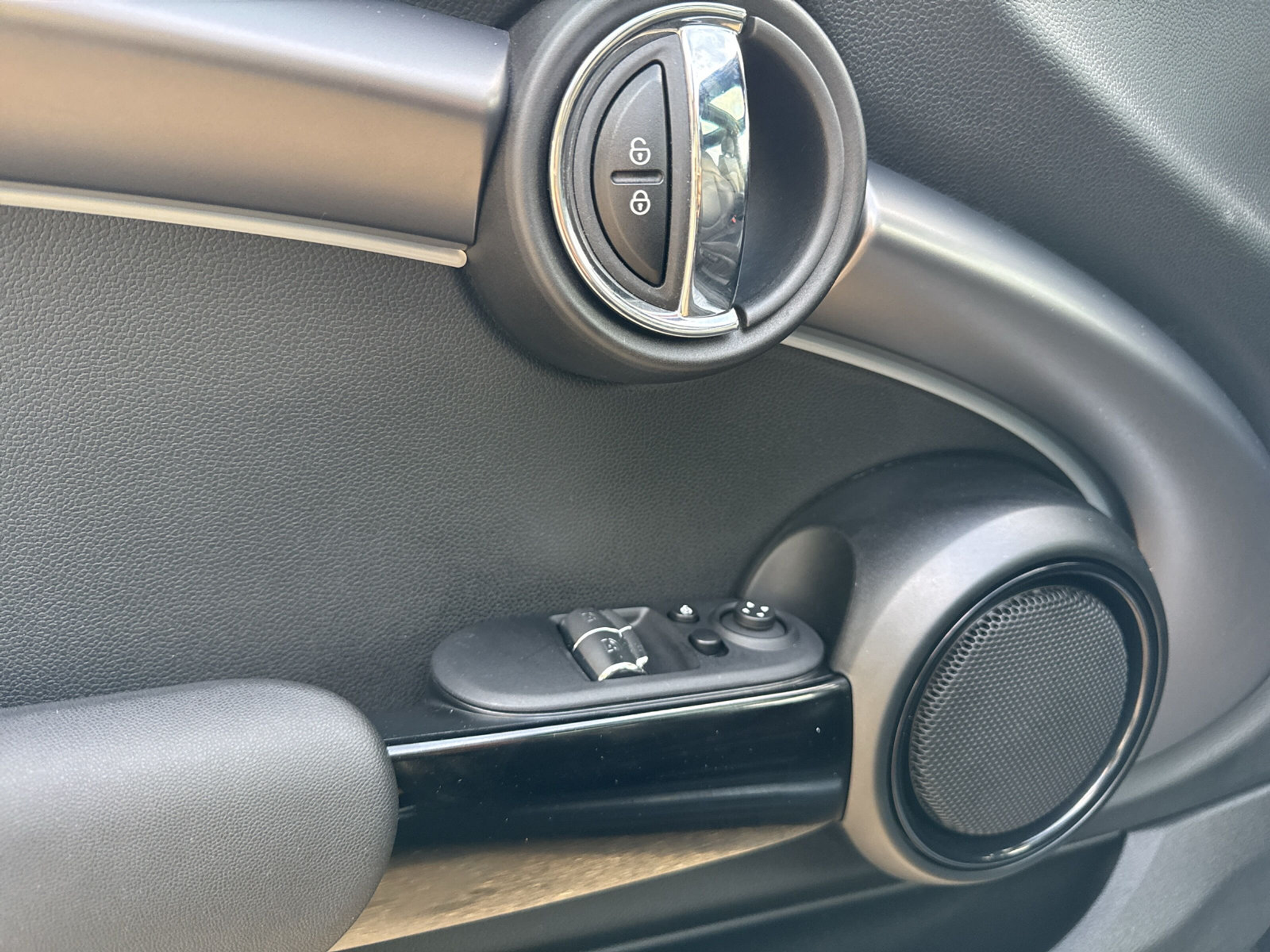 listing desktop thumbnail image 16