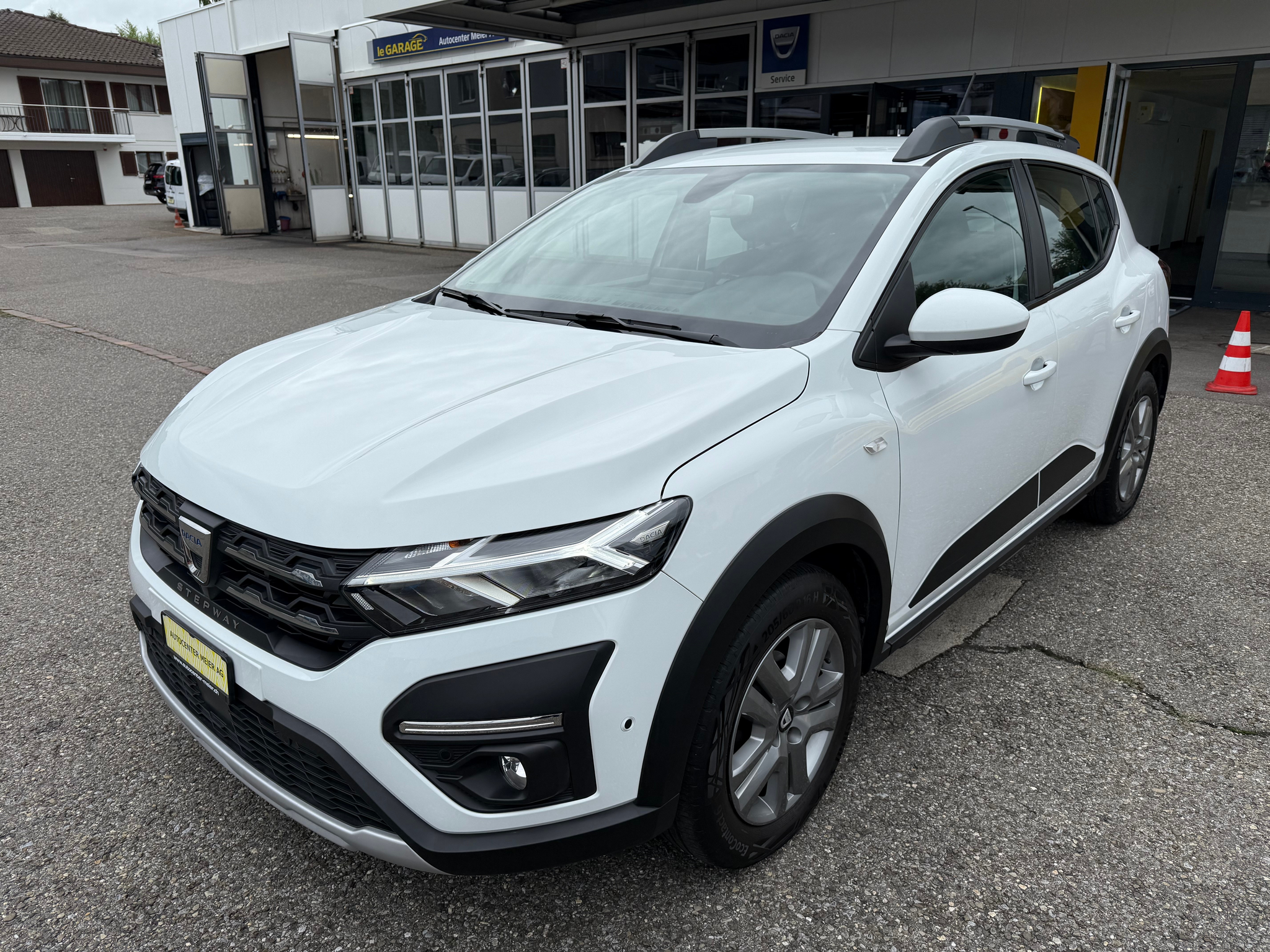 listing desktop thumbnail image 1