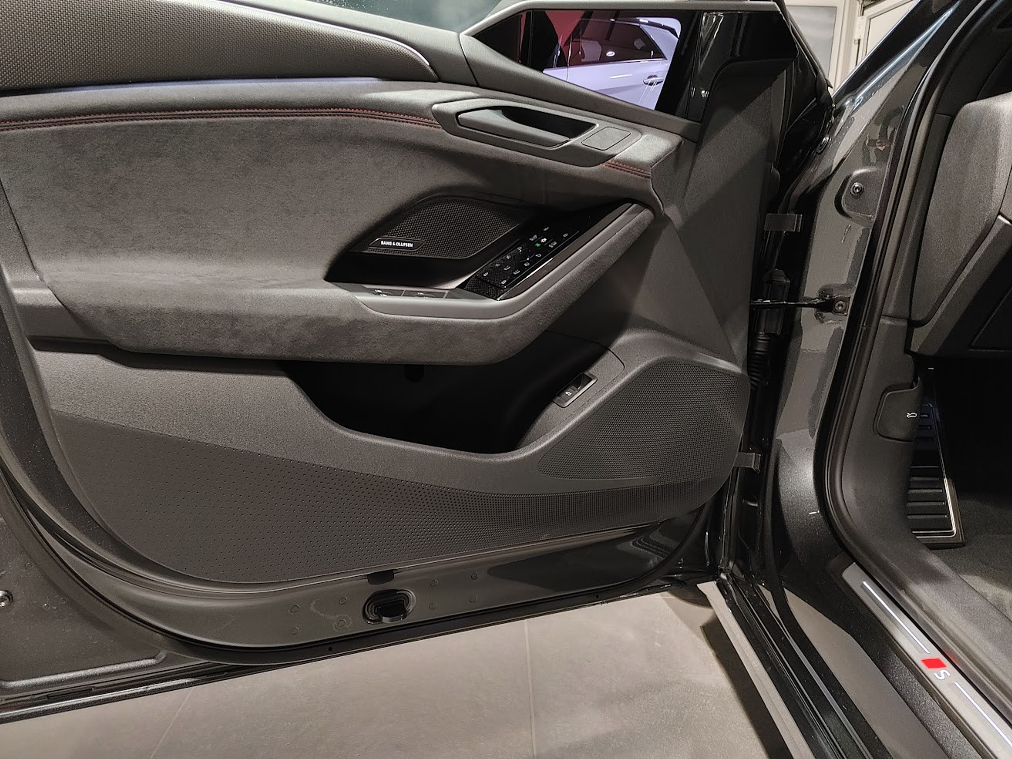 listing desktop thumbnail image 2