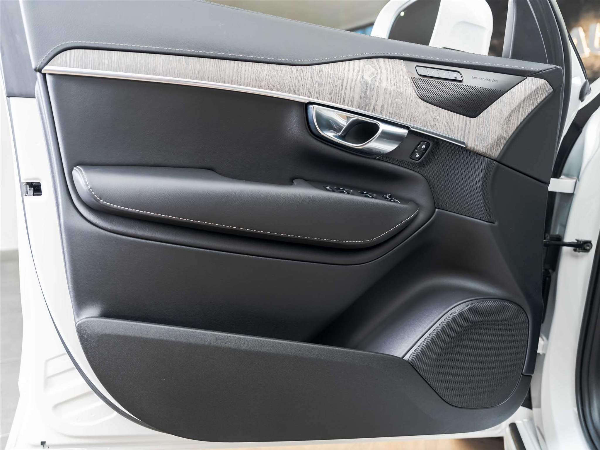 listing desktop thumbnail image 23