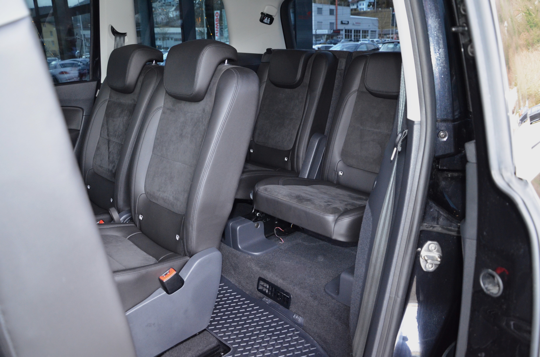 listing desktop thumbnail image 9