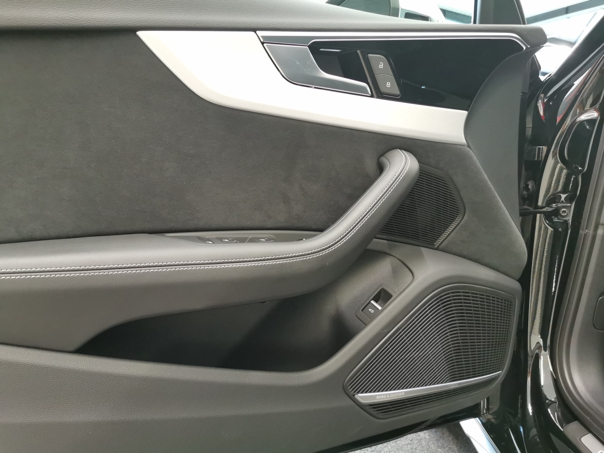 listing desktop thumbnail image 11