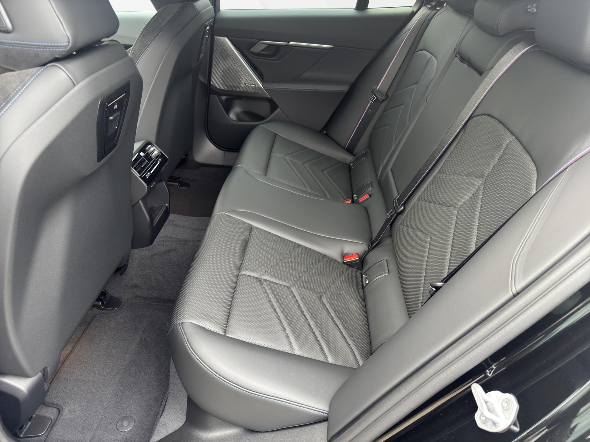 listing desktop thumbnail image 10