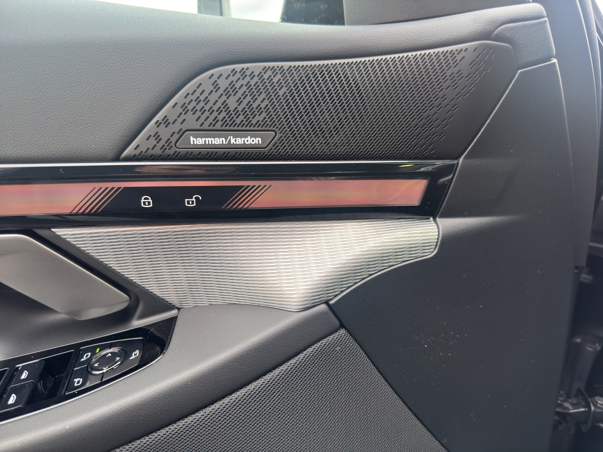 listing desktop thumbnail image 16