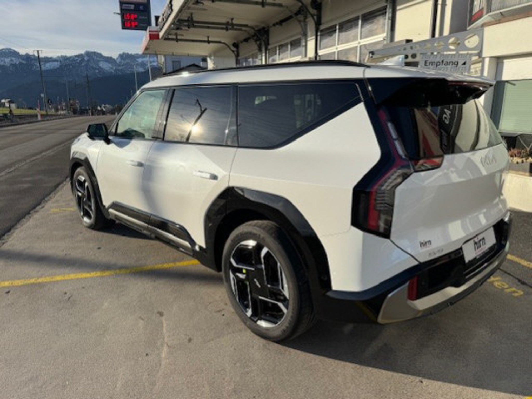 listing desktop thumbnail image 3