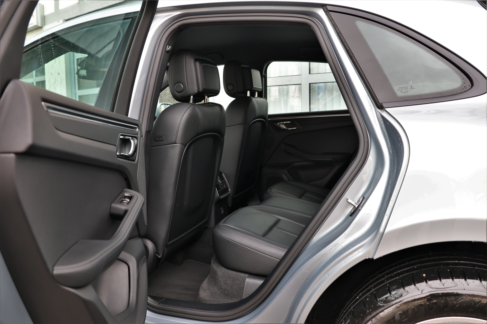 listing desktop thumbnail image 10