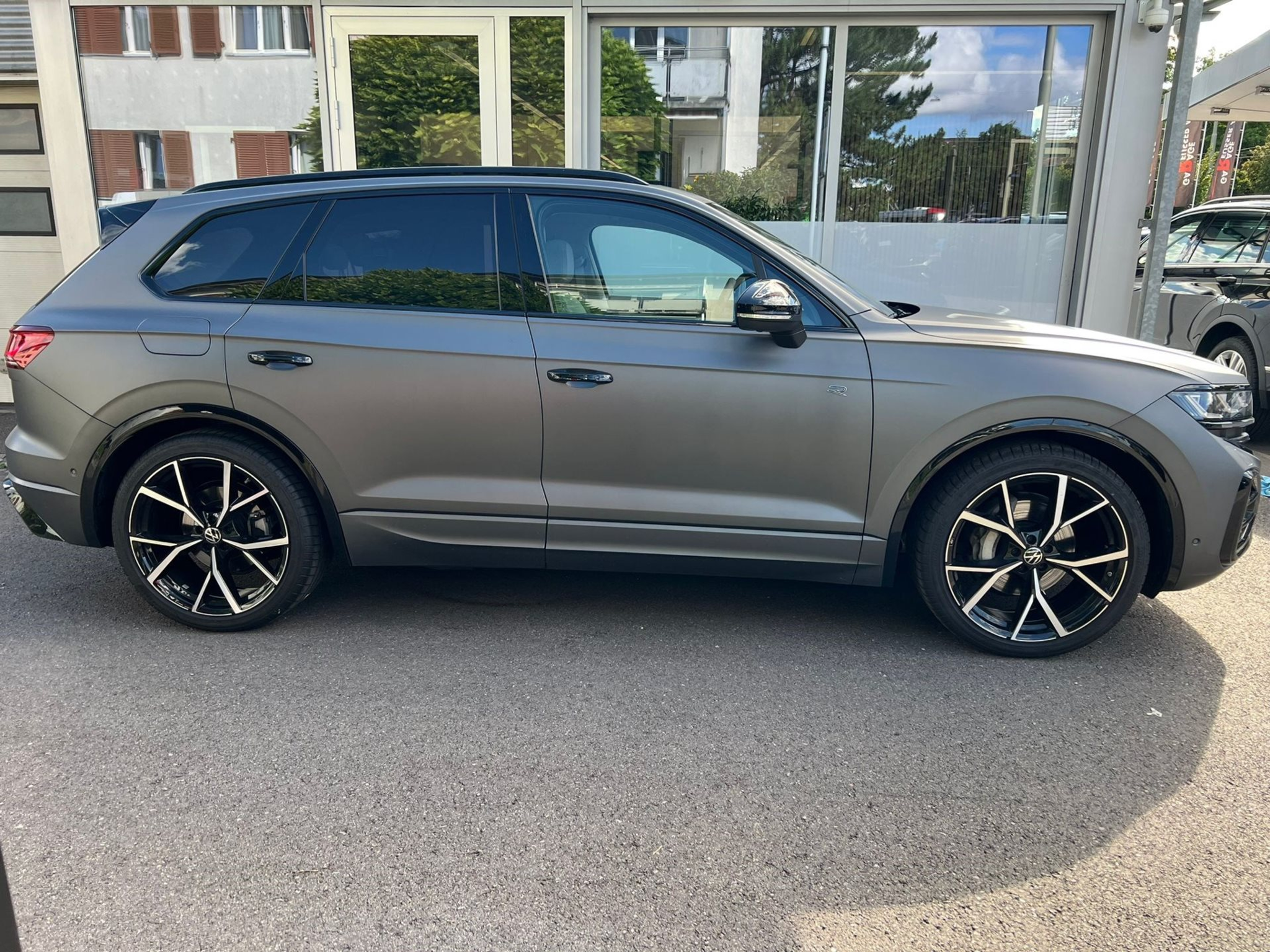 listing desktop thumbnail image 3