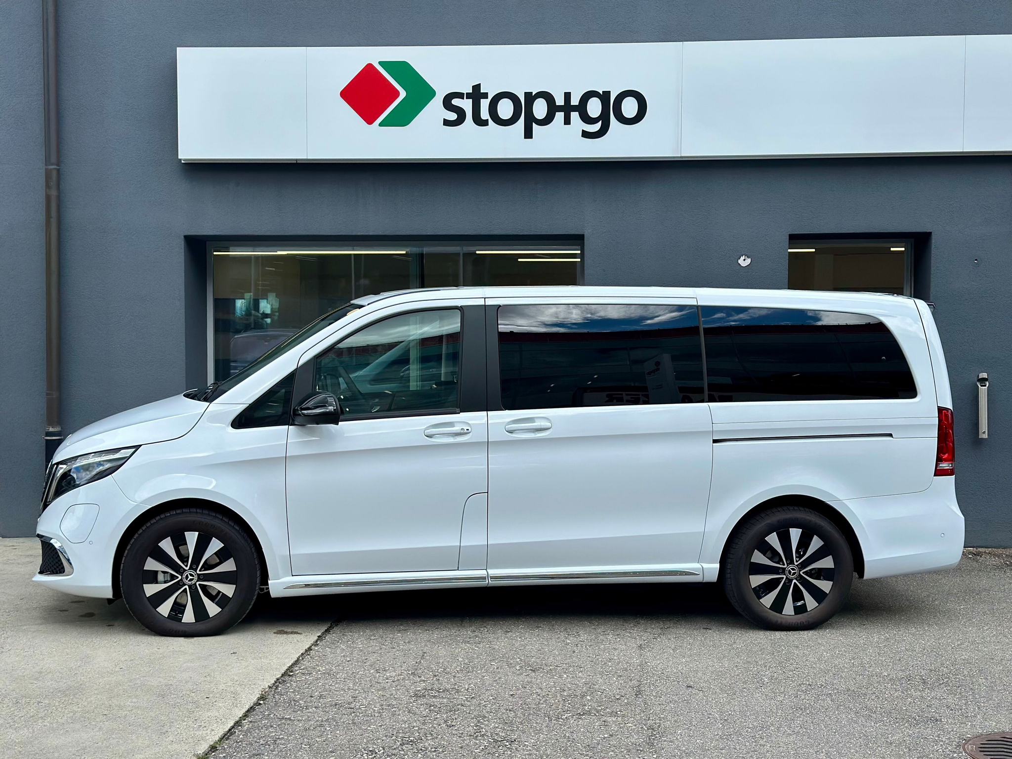 listing desktop thumbnail image 2