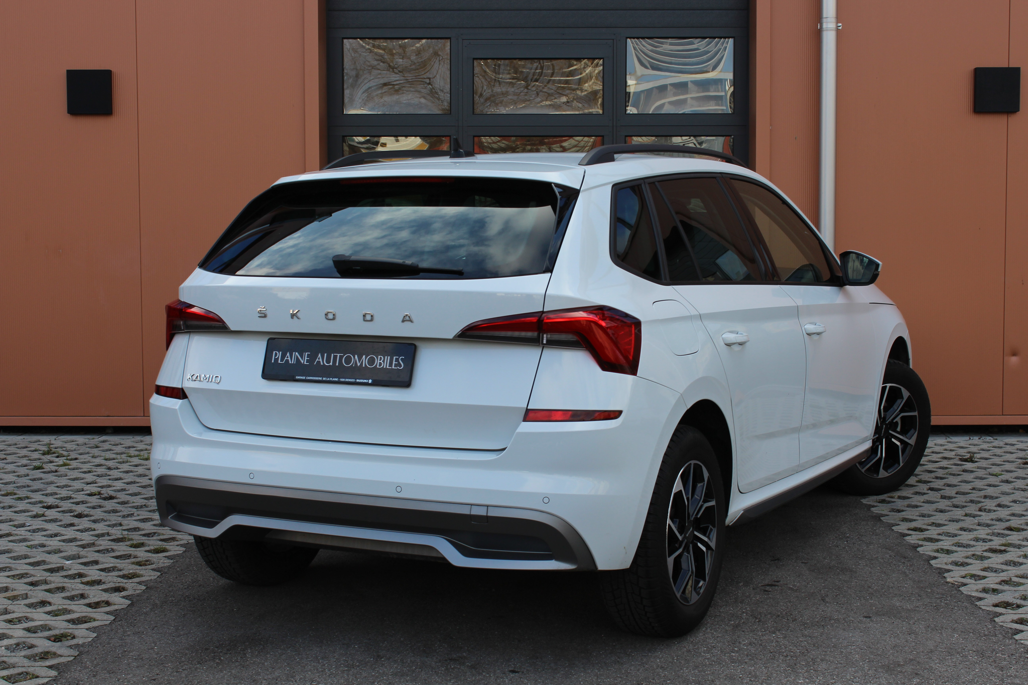 listing desktop thumbnail image 6