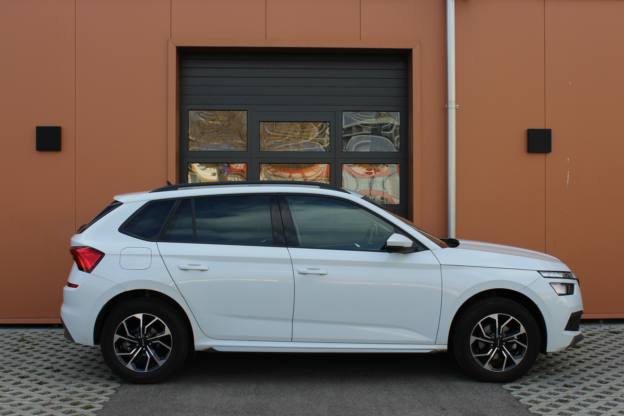 listing desktop thumbnail image 3