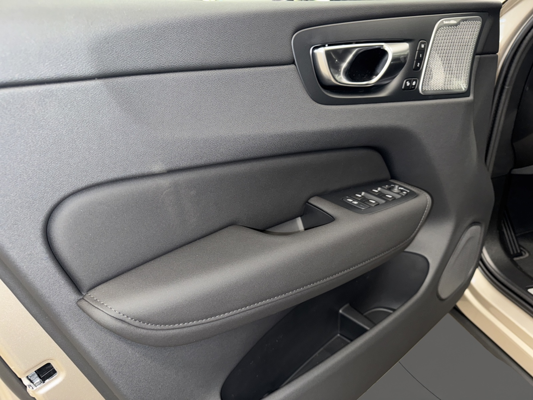 listing desktop thumbnail image 8