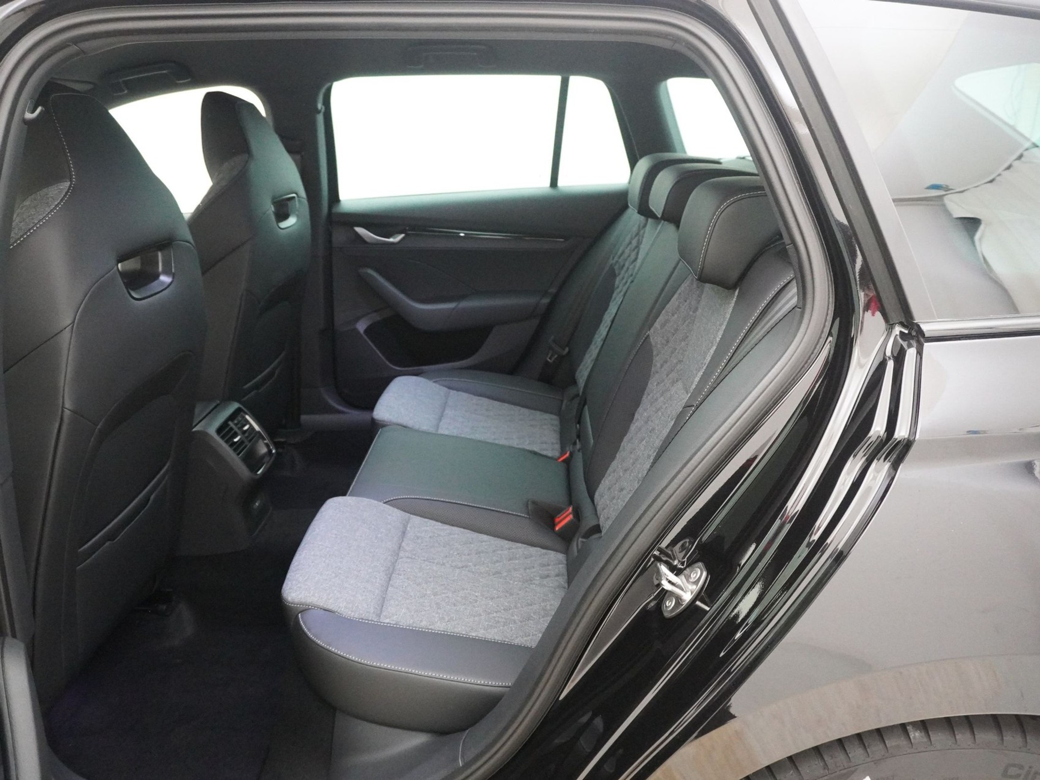 listing desktop thumbnail image 14