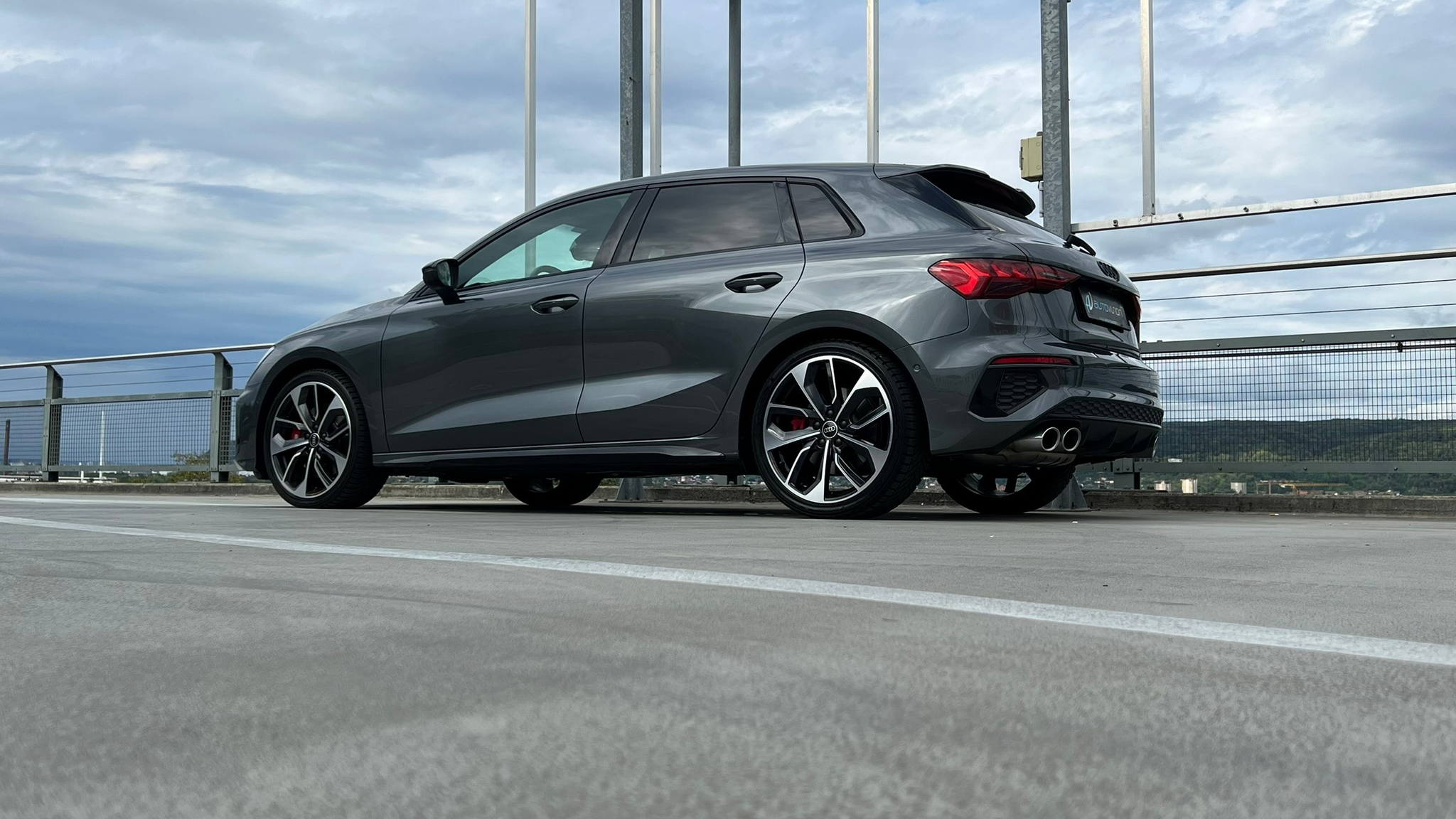 listing desktop thumbnail image 11