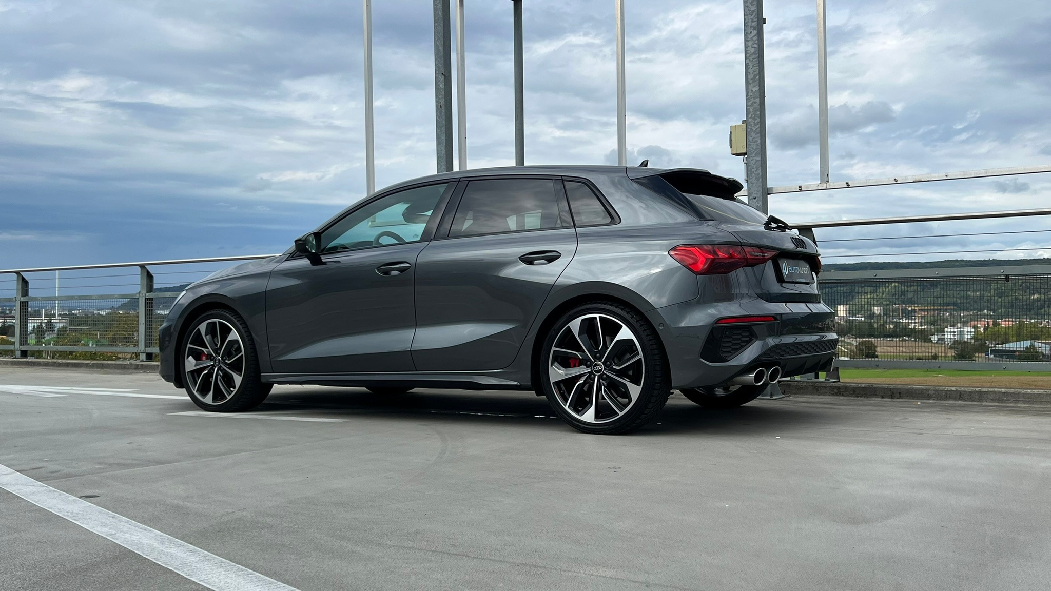 listing desktop thumbnail image 15