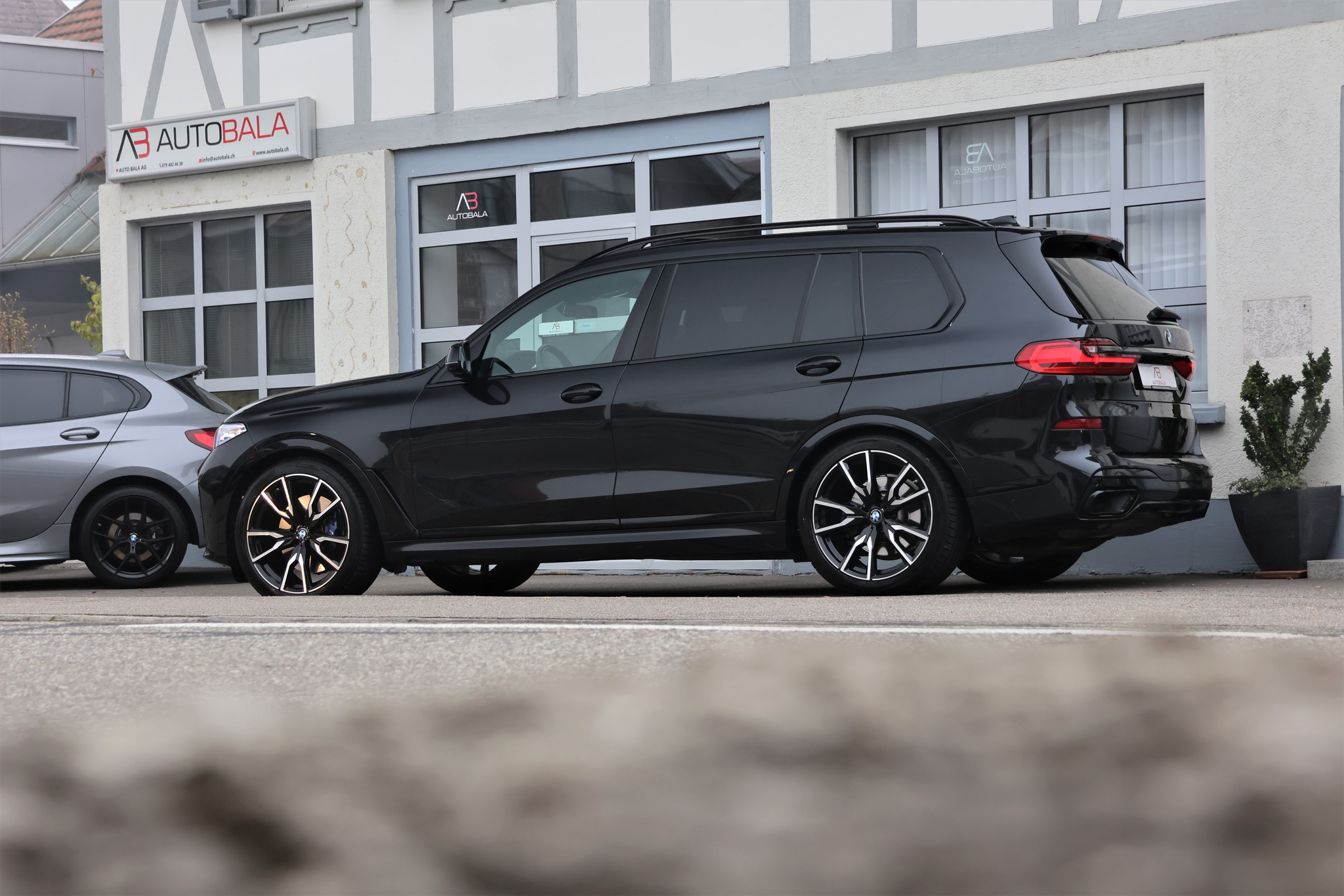 listing desktop thumbnail image 3