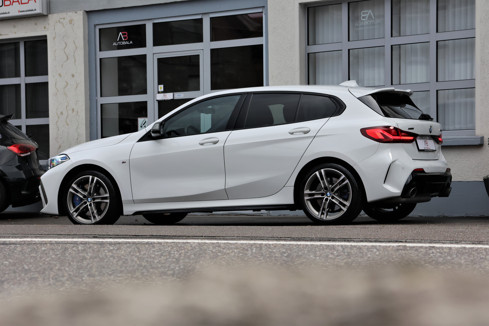 listing desktop thumbnail image 3