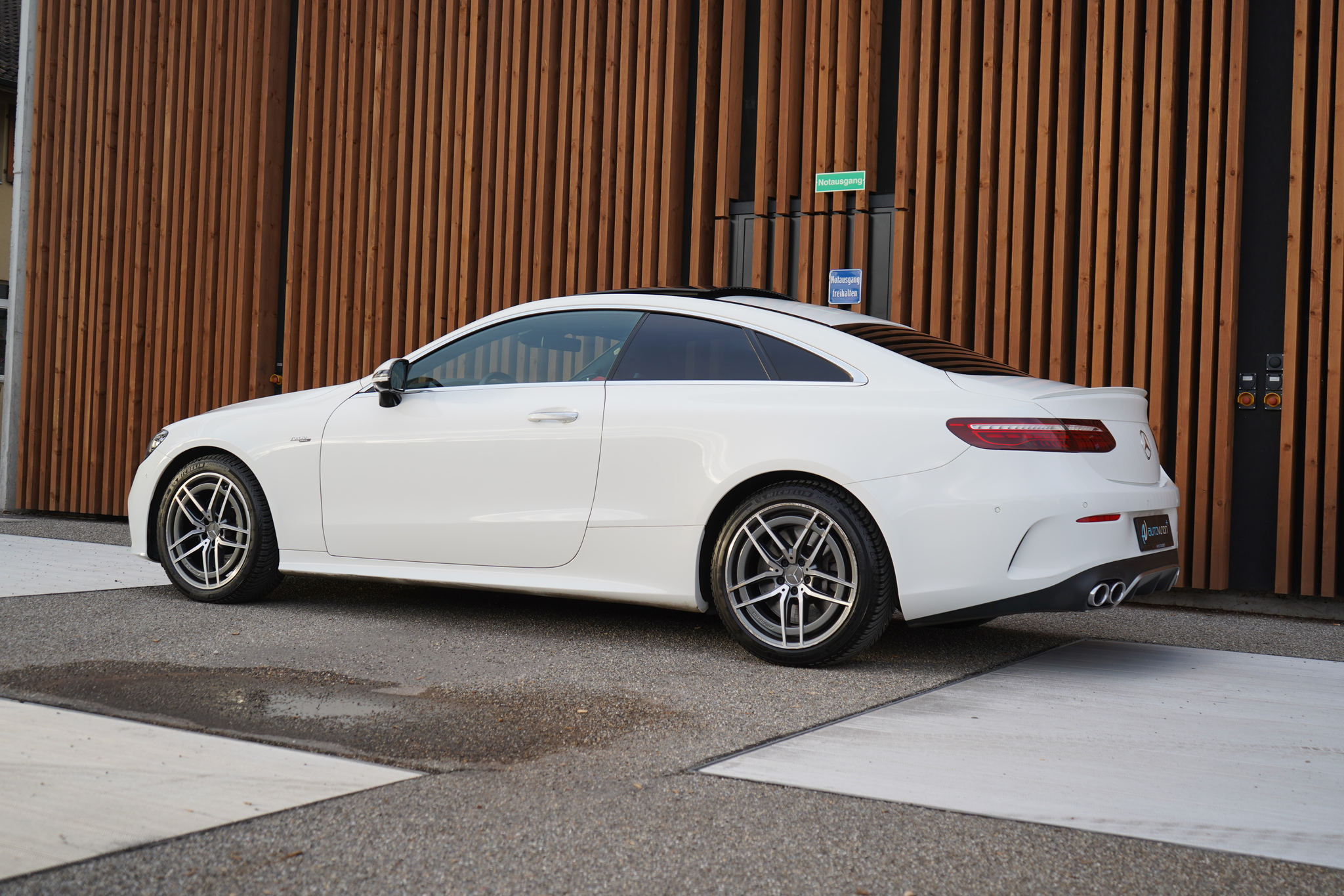 listing desktop thumbnail image 6