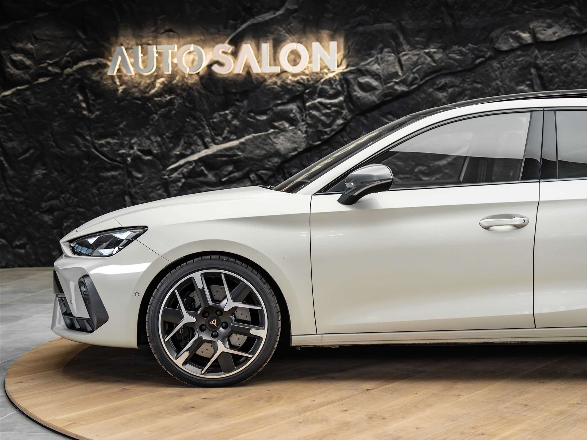 listing desktop thumbnail image 17