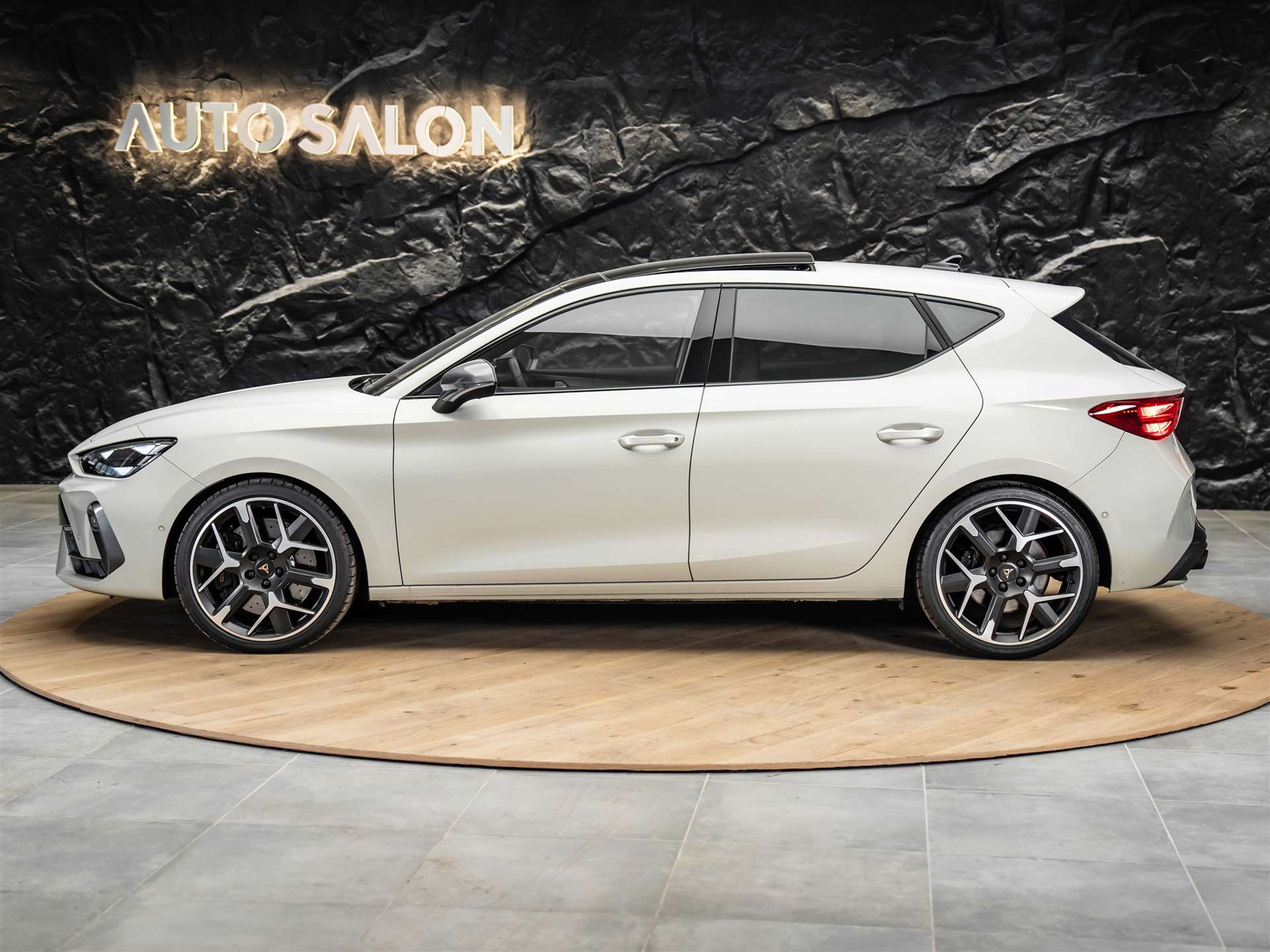 listing desktop thumbnail image 1