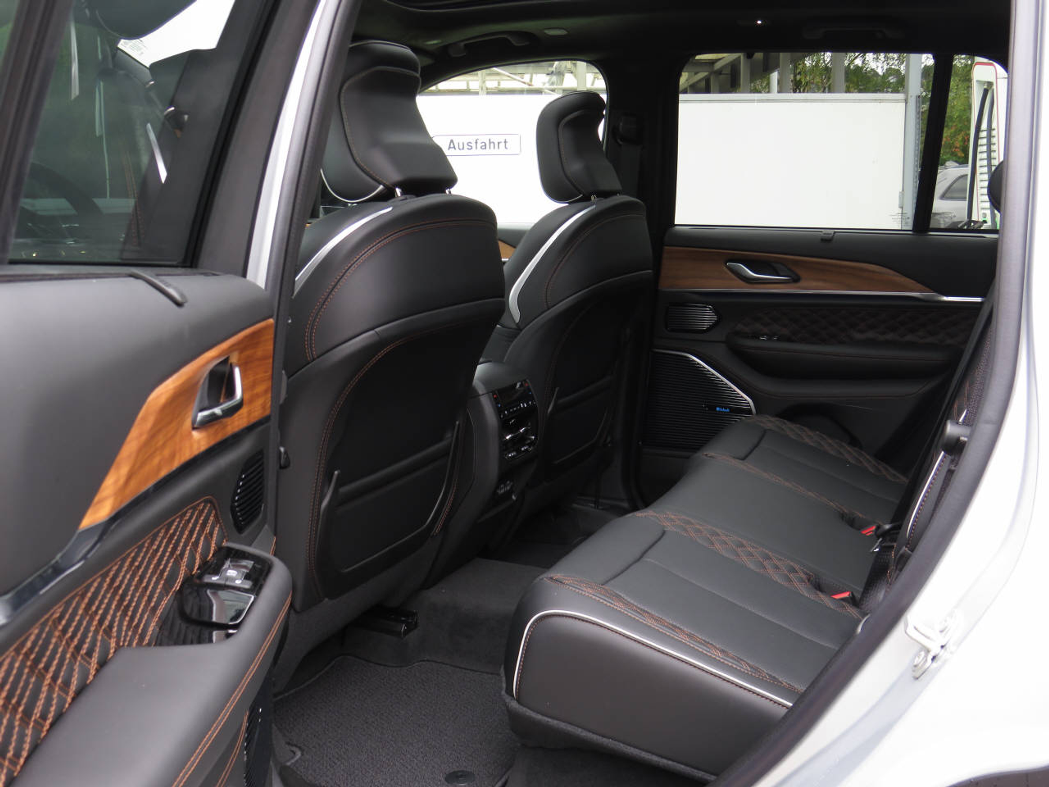 listing desktop thumbnail image 12