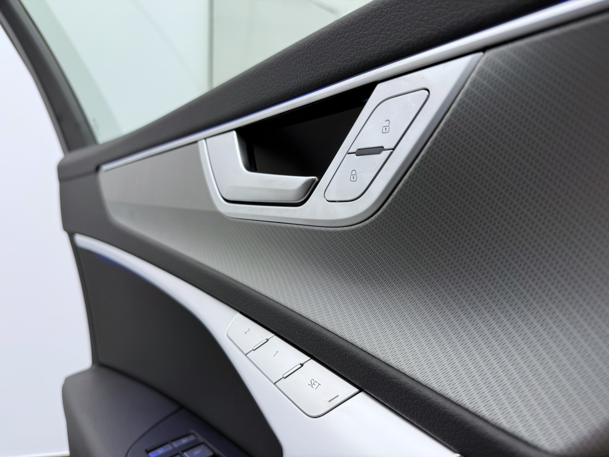 listing desktop thumbnail image 4