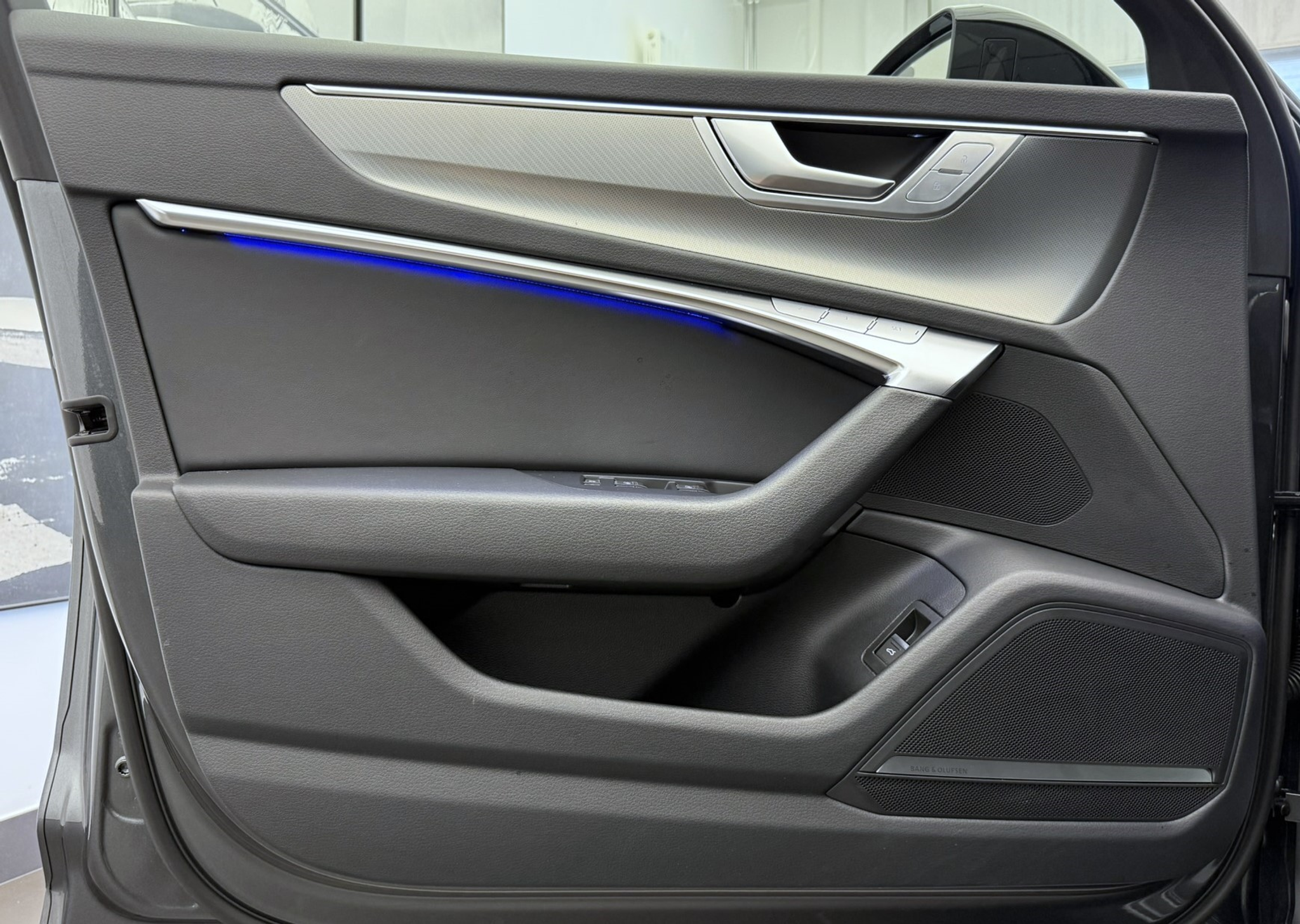 listing desktop thumbnail image 3