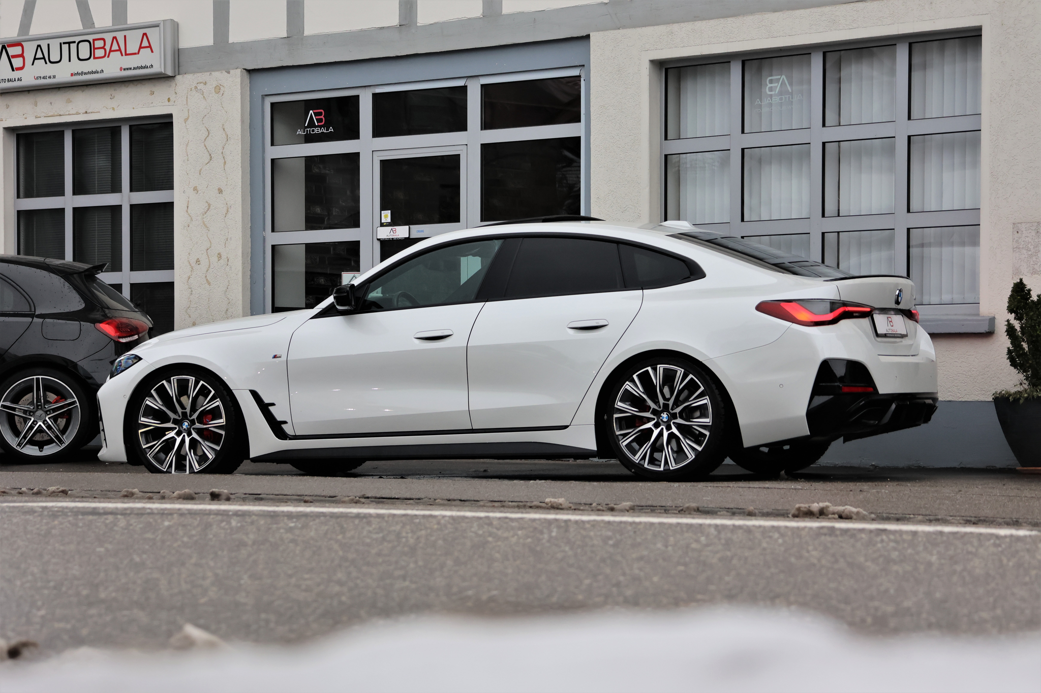 listing desktop thumbnail image 3