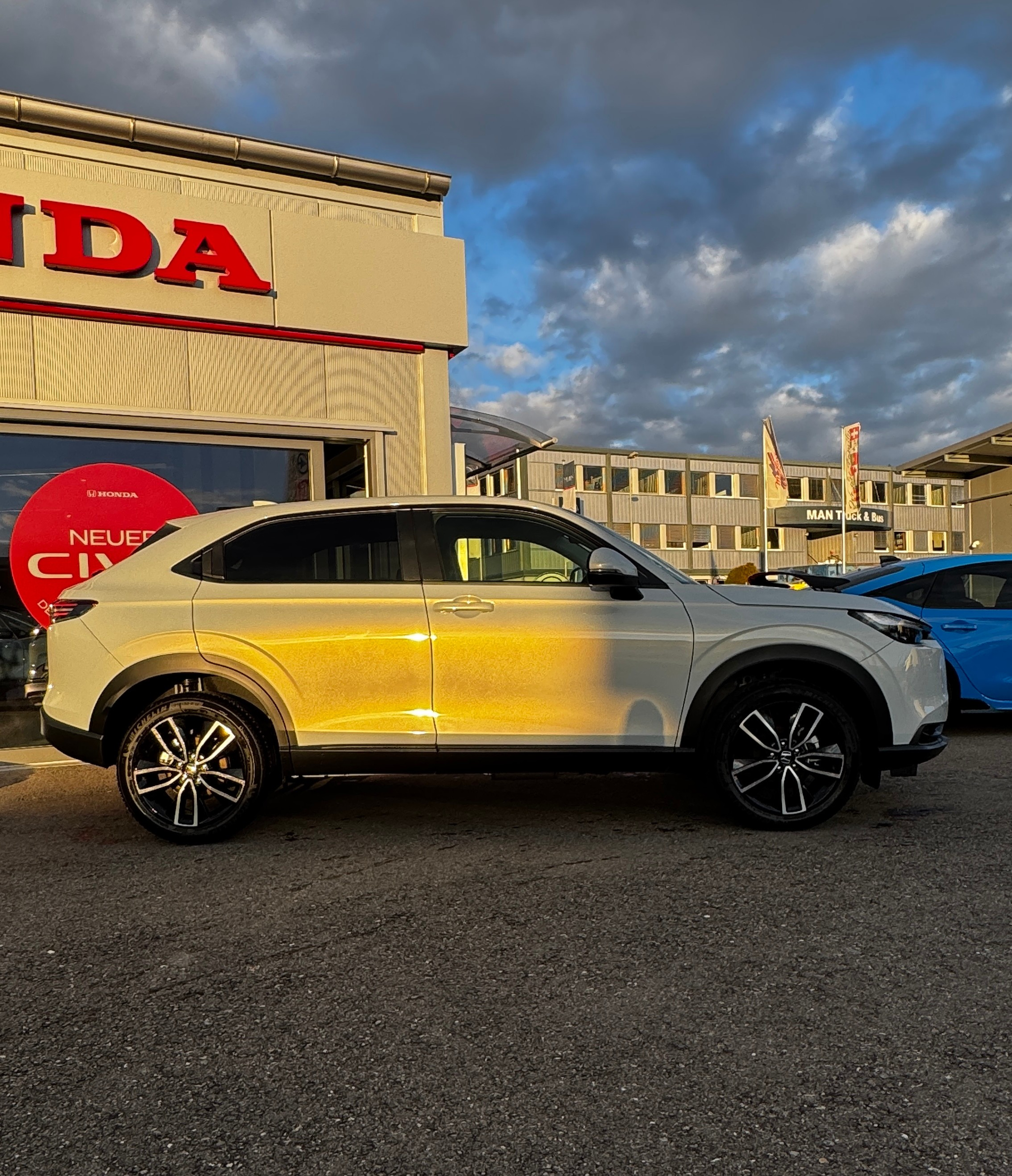 listing desktop thumbnail image 3