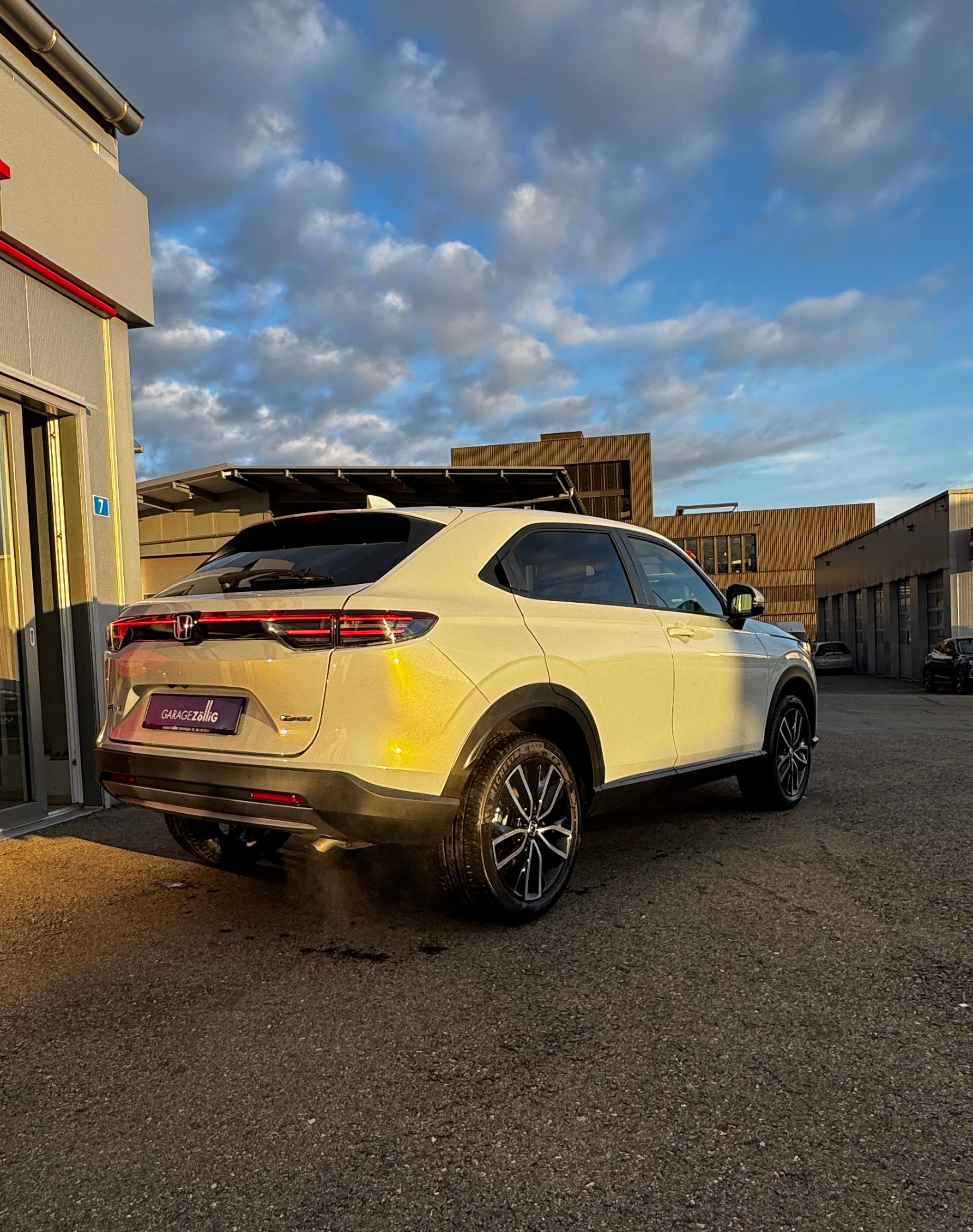 listing desktop thumbnail image 4