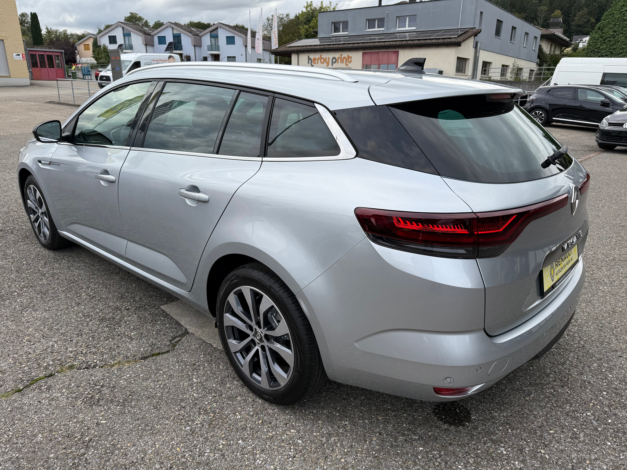 listing desktop thumbnail image 3