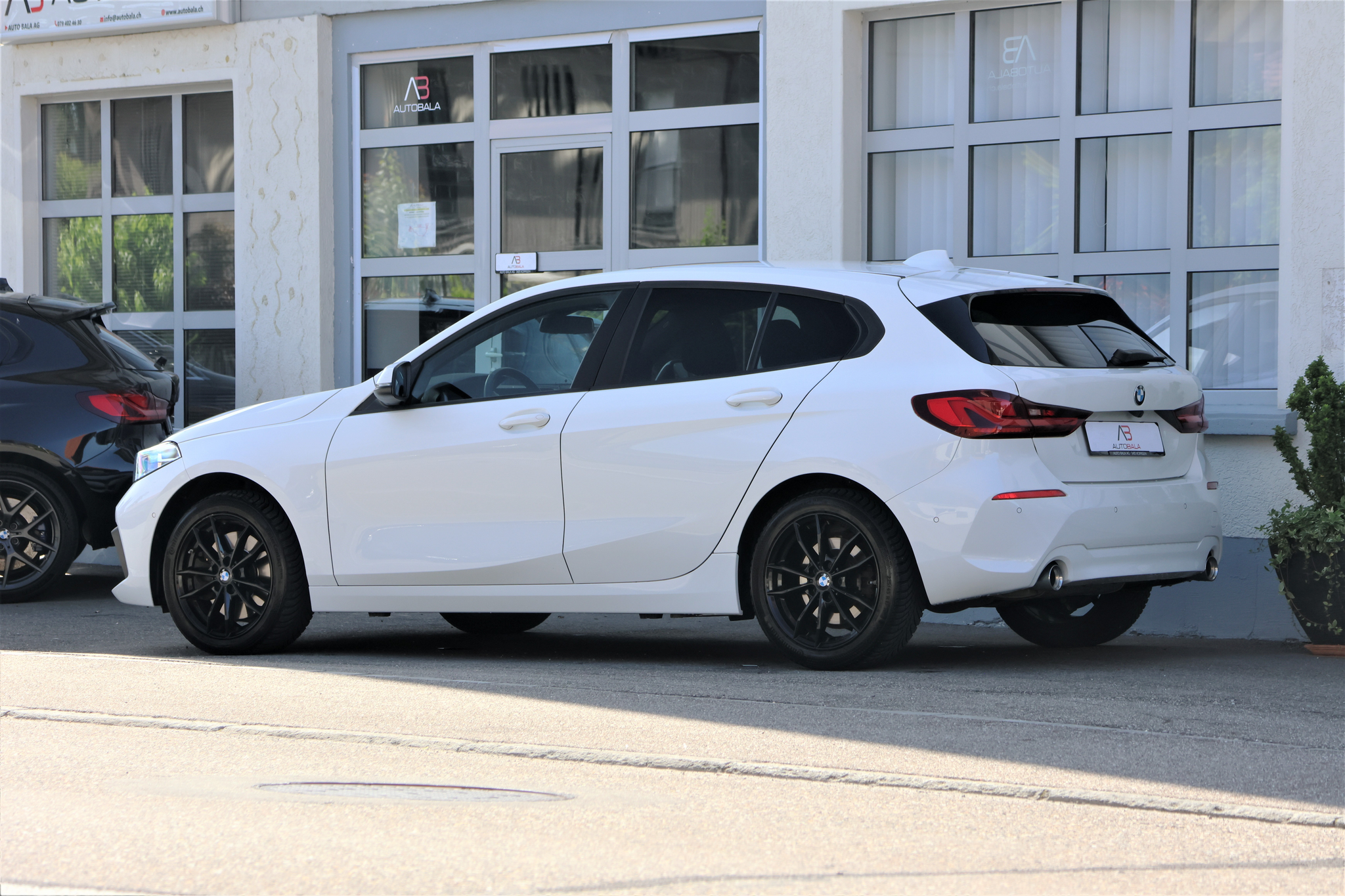 listing desktop thumbnail image 2