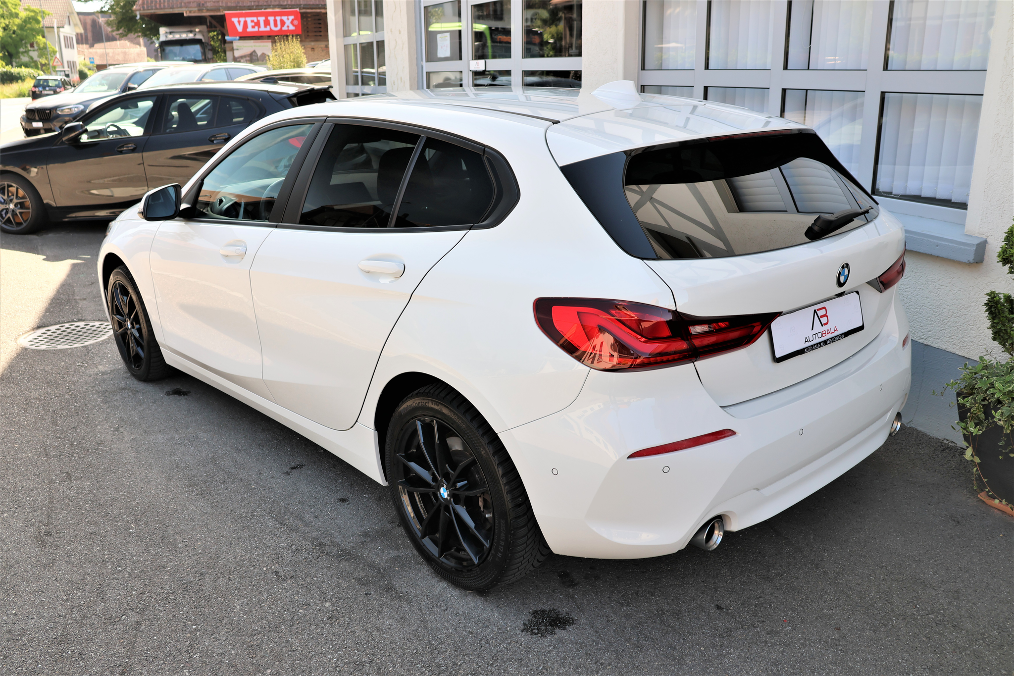 listing desktop thumbnail image 3