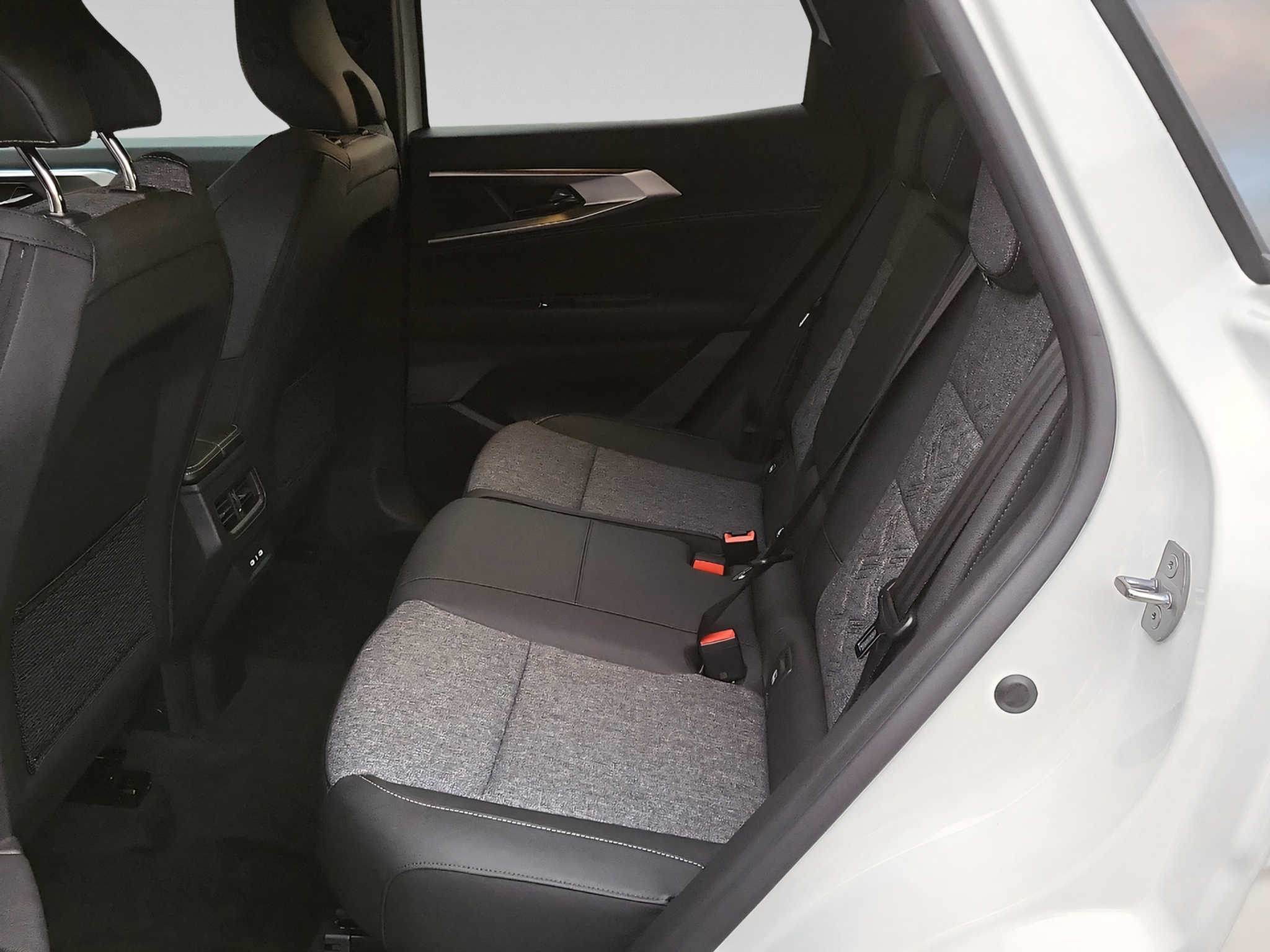 listing desktop thumbnail image 11