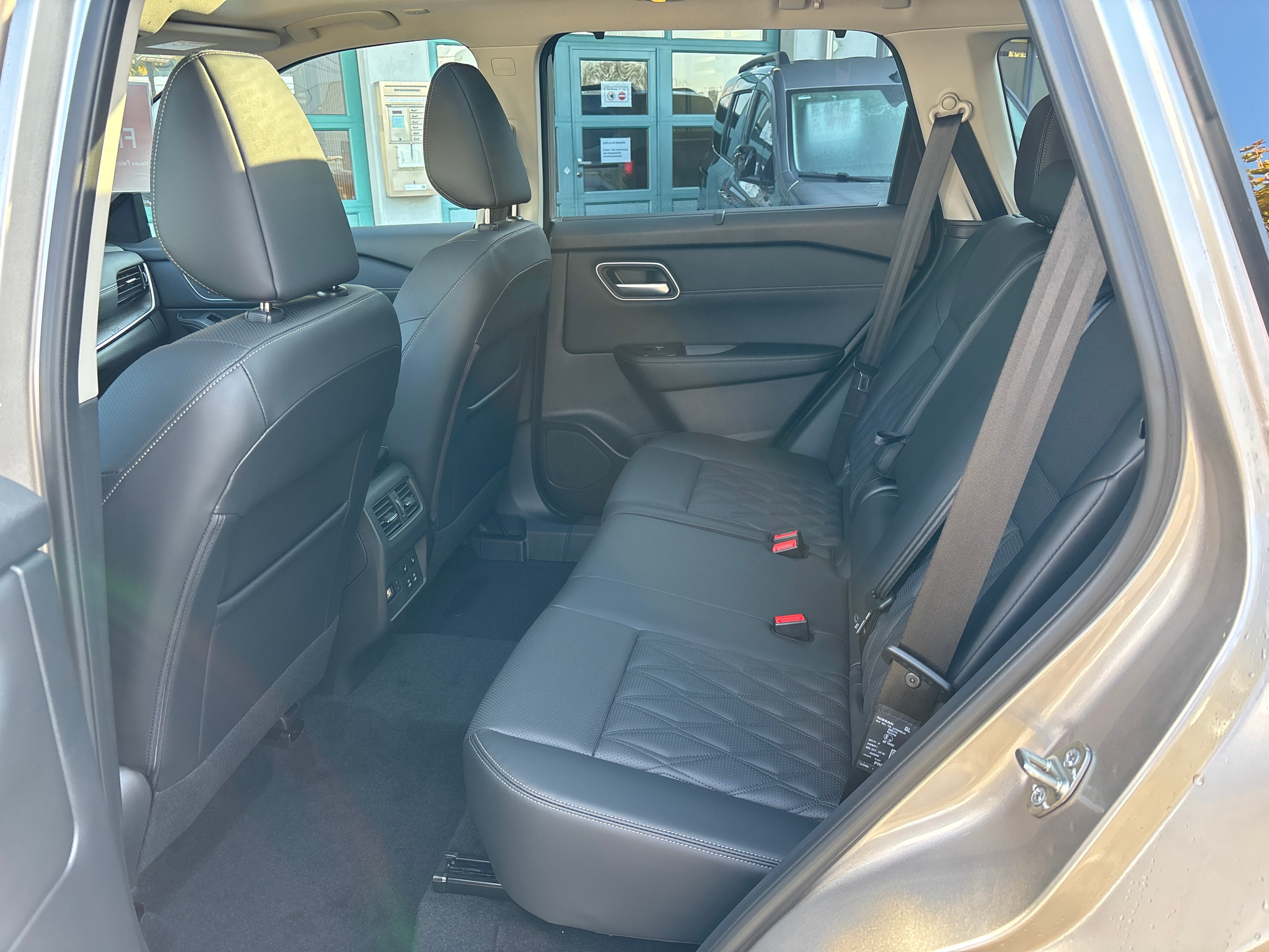 listing desktop thumbnail image 16