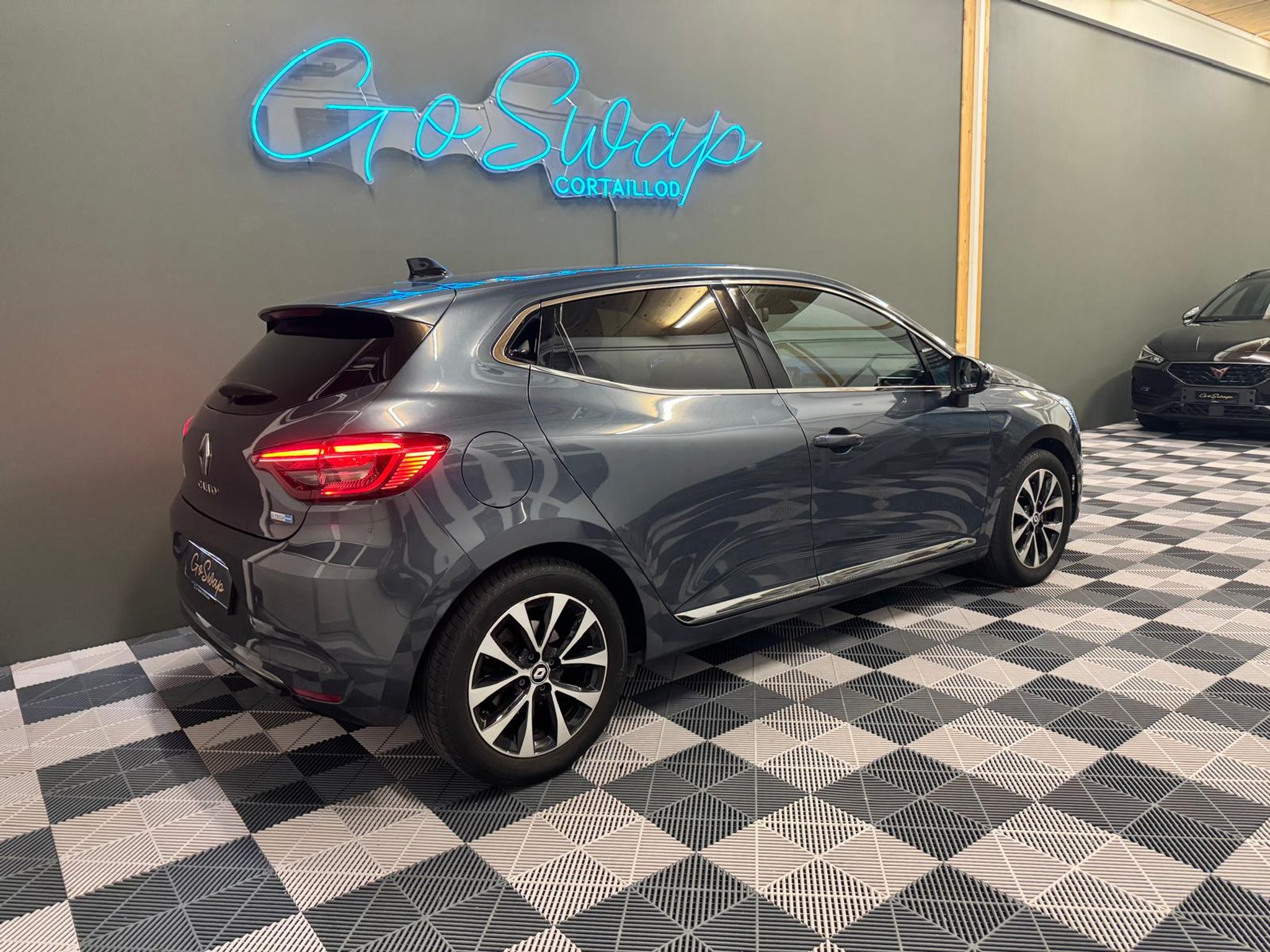 listing desktop thumbnail image 5