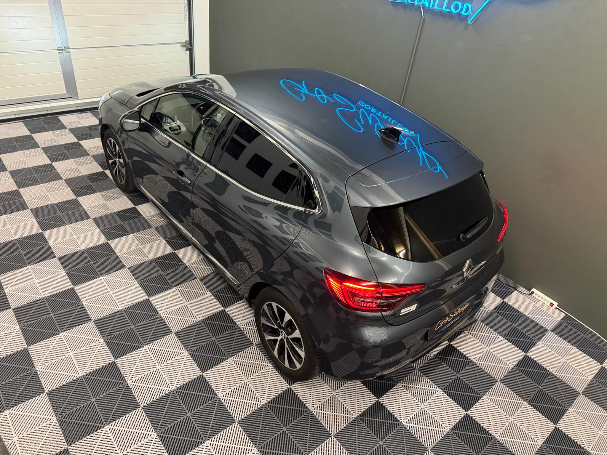 listing desktop thumbnail image 2