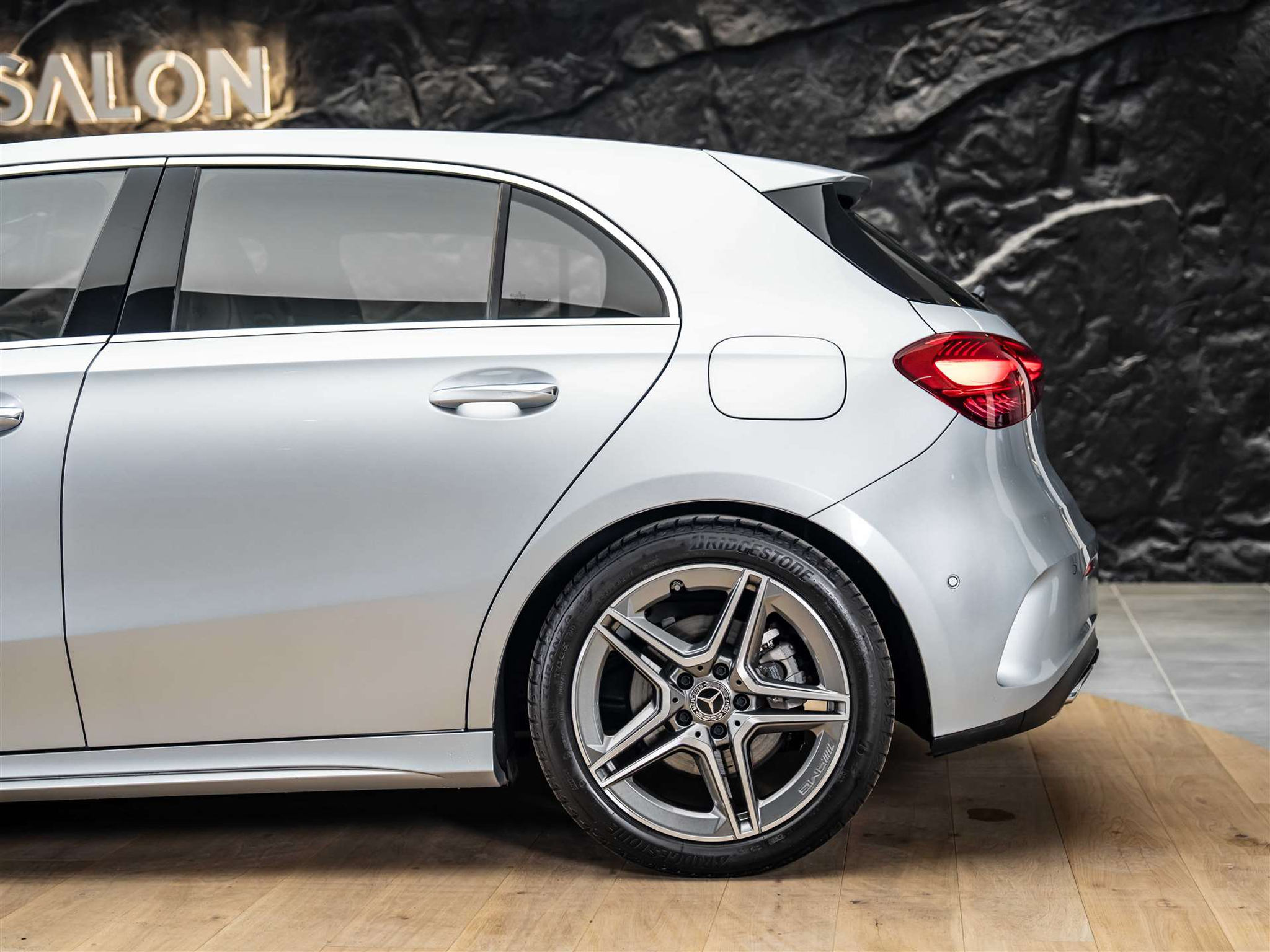 listing desktop thumbnail image 17