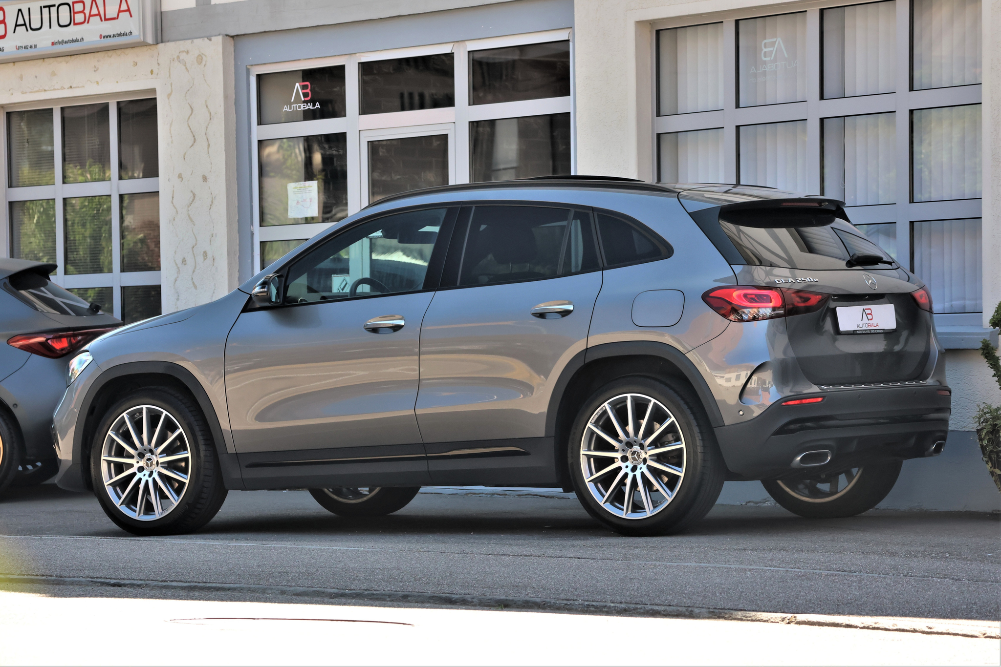 listing desktop thumbnail image 3