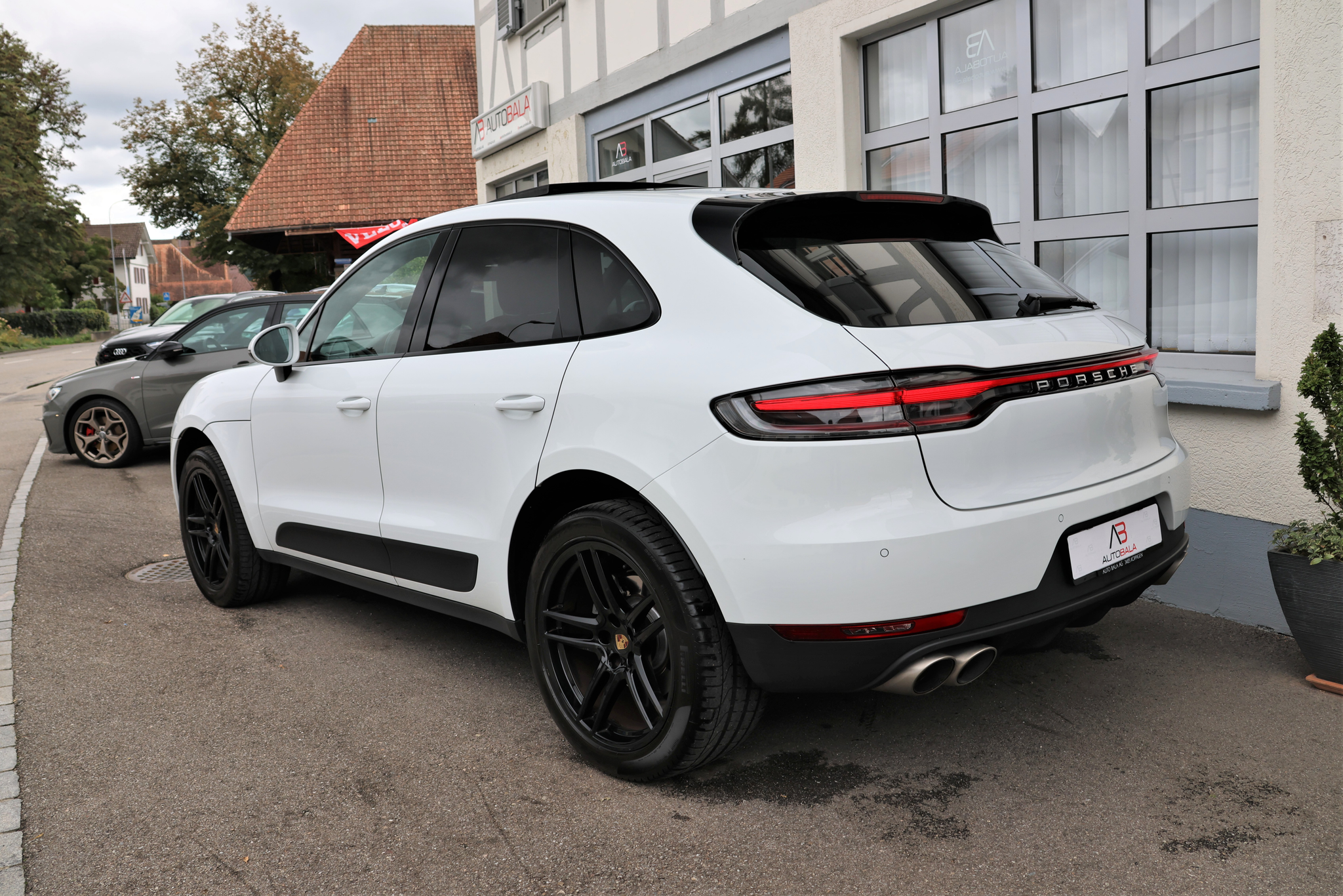 listing desktop thumbnail image 5