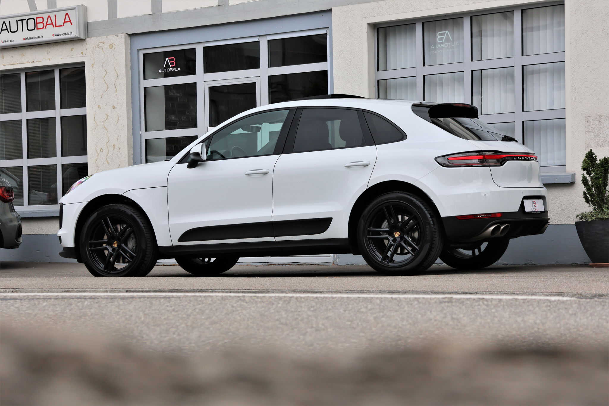 listing desktop thumbnail image 3